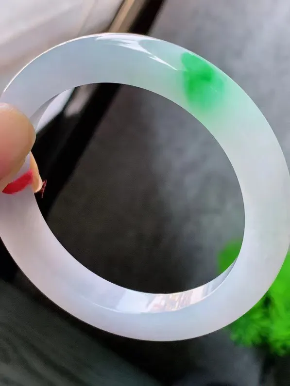 【翡翠名称】老种冰飘绿54.6正圈口手镯
【翡翠尺寸】适合54-55正圈口佩戴
【翡翠描述】宝贝种老水足，玉质细腻，色泽靓丽，性价比高，佩戴效果好！
【其它赠送】权威证书/精美挂绳盒子/支持全国复检