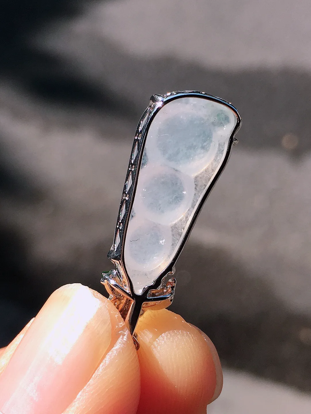 冰种福豆吊坠，玉质细腻，荧光感超
强，饱满圆润，尽显优雅气质，18k
金豪华镶嵌