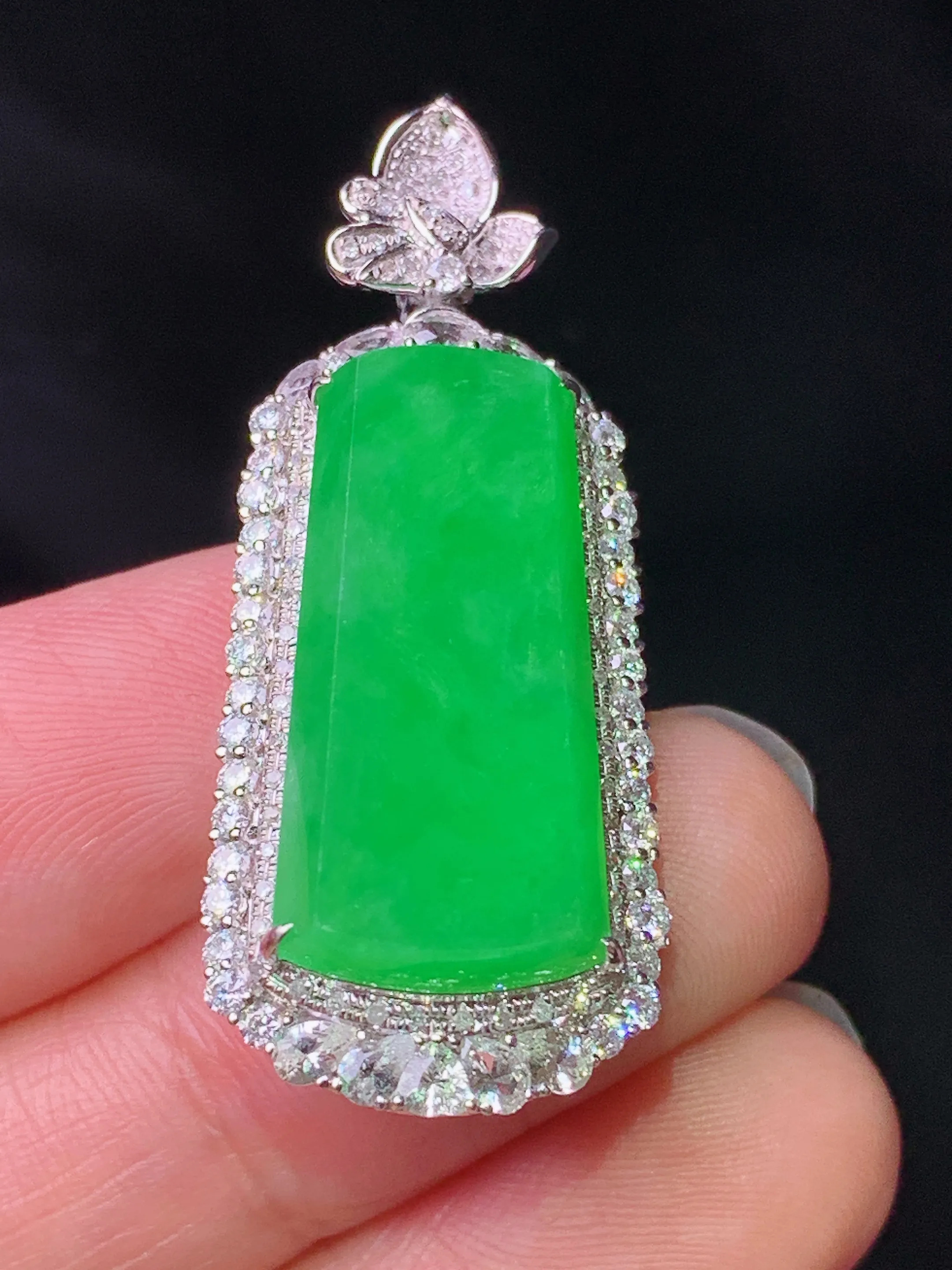 18k金钻镶嵌满绿无事牌吊坠 玉质细腻 色泽艳丽清新 整体尺寸39.3*16.2*10.2