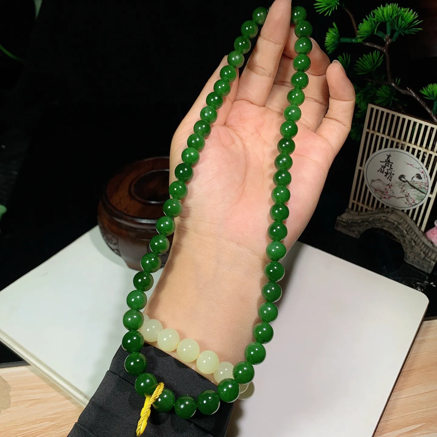 和田玉菠菜绿猫眼俄罗斯碧玉项链。妈妈链。单颗尺寸9.6。玉质细腻油润 底色纯净 脂粉好，品质好。lt250920