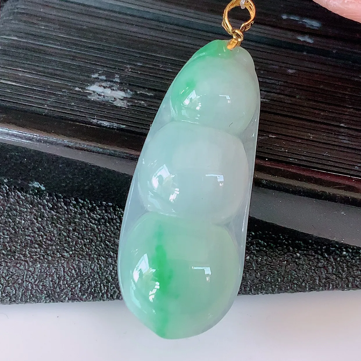 18K金镶嵌冰飘绿翡翠四季豆吊坠，寓意“四季平安，福气满满”胶感十足，饱满，佩戴效果优雅迷人！#49