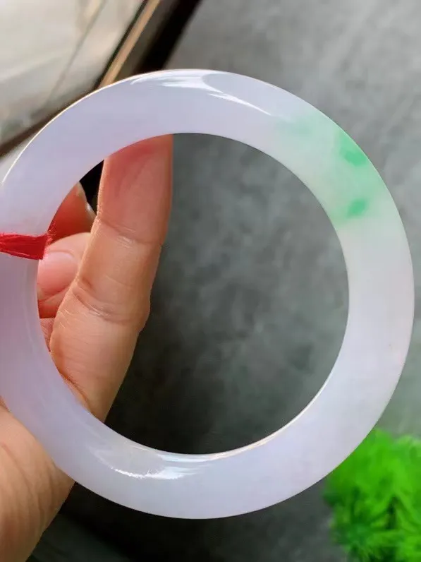 【翡翠名称】老种冰飘绿春彩54.3圈口圆条手镯
【翡翠尺寸】适合55-56正圈口佩戴
【翡翠描述】宝贝种老水足，玉质细腻，色泽靓丽，性价比高，佩戴效果好！
【其它赠送】权威证书/精美挂绳盒子/支持全国复检