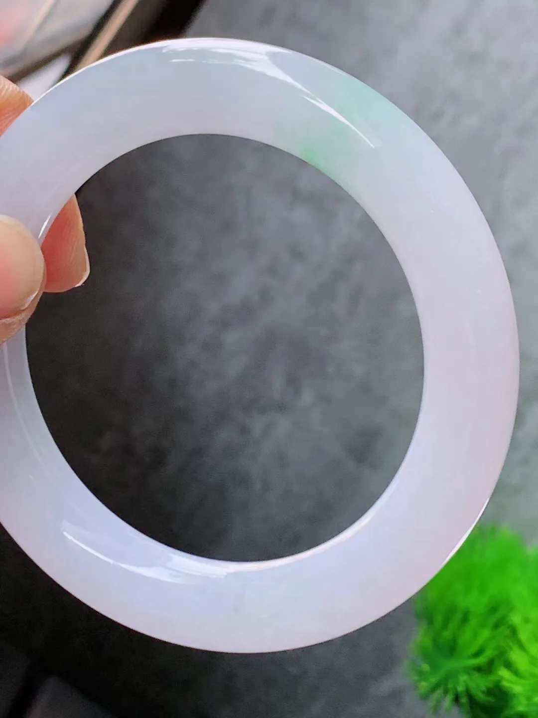 【翡翠名称】老种冰飘绿56.2圈口圆条手镯
【翡翠尺寸】56.2/11.3适合57-58正圈口佩戴
【翡翠描述】宝贝种老水足，玉质细腻，色泽靓丽，性价比高，佩戴效果好！
【其它赠送】权威证书/精美挂绳盒子/支持全国复检