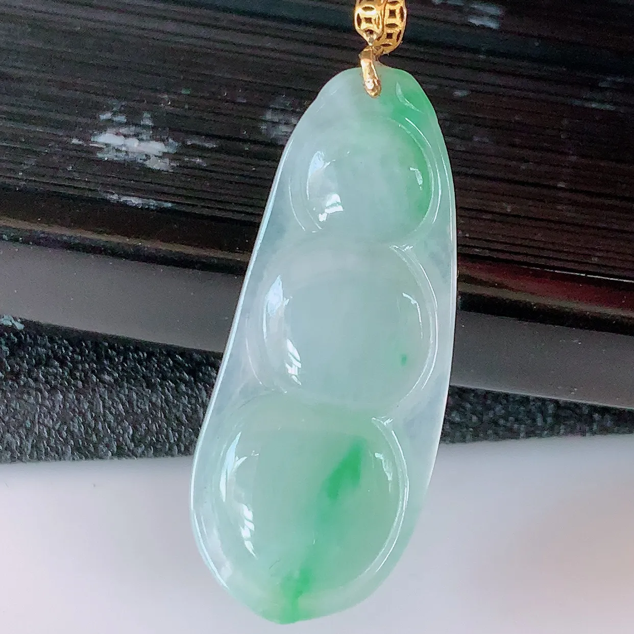 18K金镶嵌冰飘绿翡翠四季豆吊坠，寓意“四季平安，福气满满”胶感十足，饱满，佩戴效果优雅迷人！#49.7