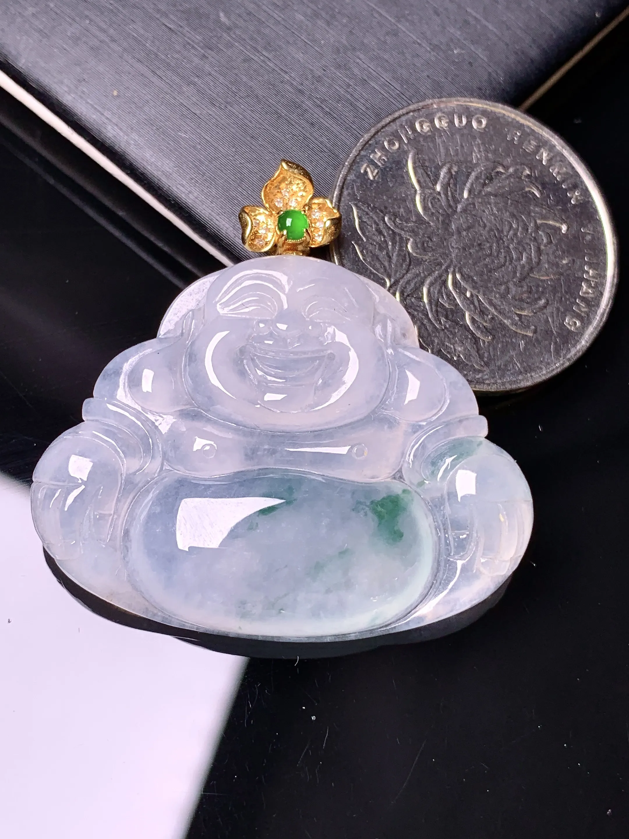 18k金镶嵌飘绿佛公吊坠 玉质细腻 色泽艳丽清新 整体尺寸36.3*36.7*5.7