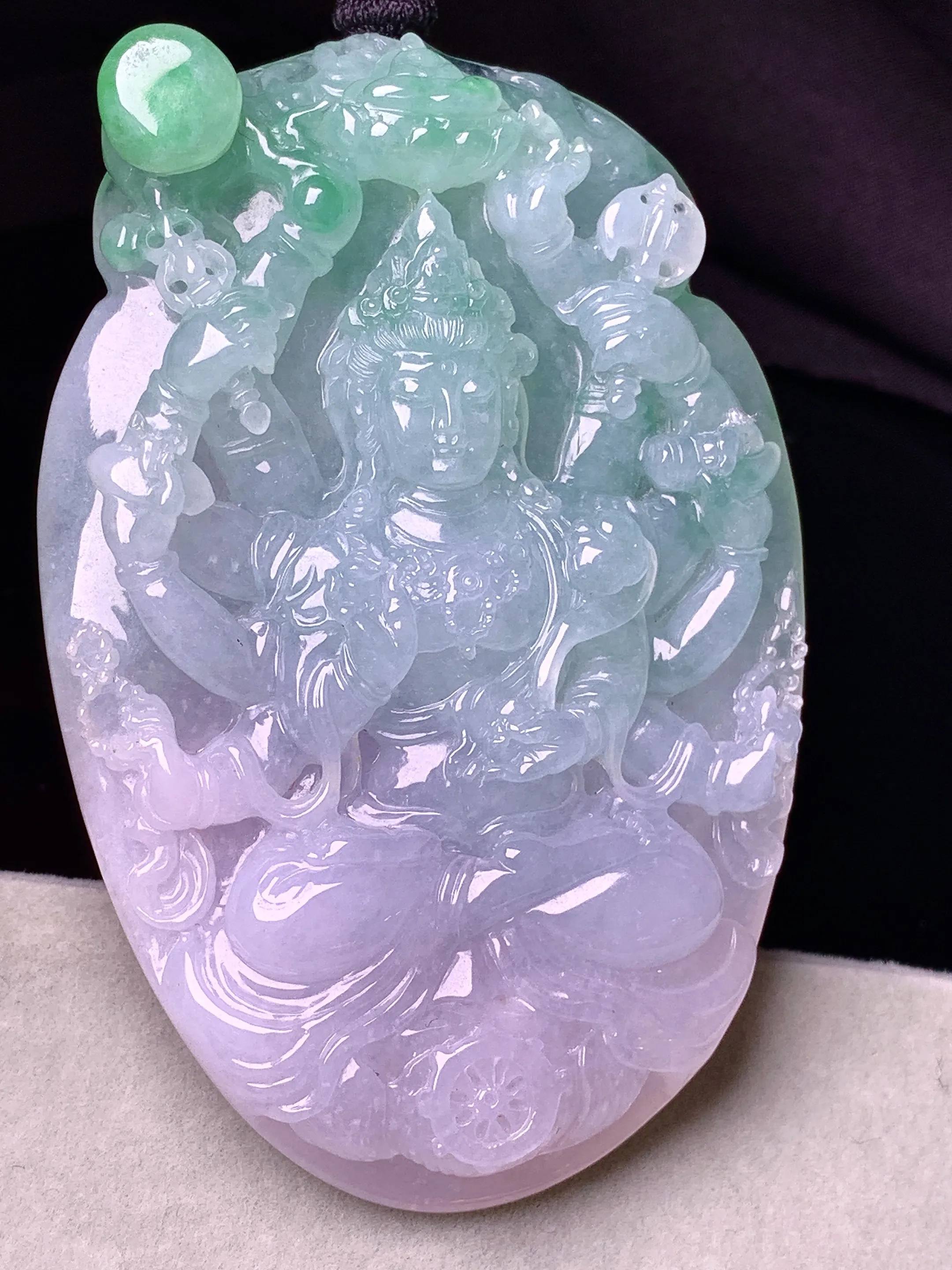 飘绿千手观音吊坠 玉质细腻 色泽艳丽清新 整体尺寸71.2*47*11.2