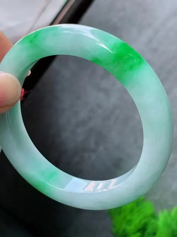 【翡翠名称】老种冰飘绿59.7正圈口手镯
【翡翠尺寸】59-60适合正圈口佩戴
【翡翠描述】宝贝种老水足，玉质细腻，色泽靓丽，性价比高，佩戴效果好！
【其它赠送】权威证书/精美挂绳盒子/支持全国复检