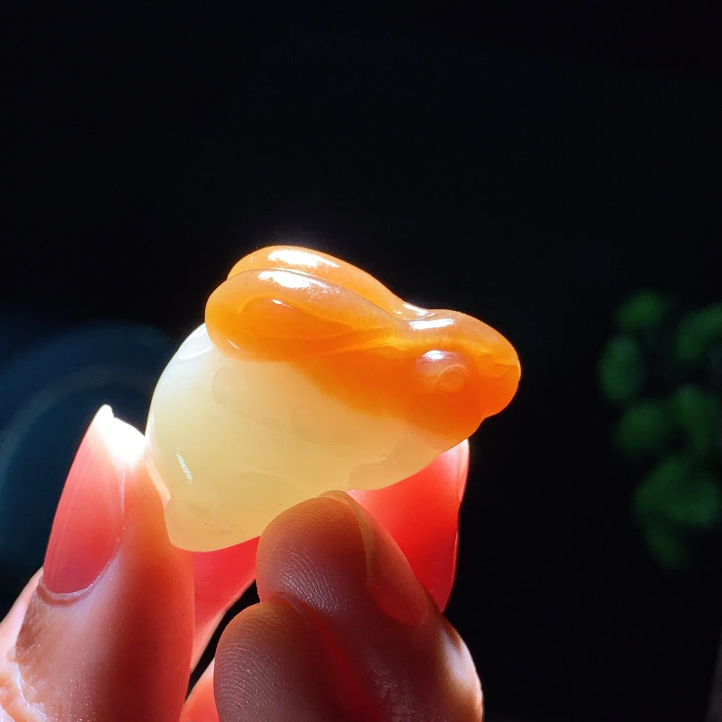 新疆和田玉且末糖前途无量兔子挂件。尺寸32/14/20重13.4克。玉质细腻油润。手推出油。佩戴高端典雅。lt250107