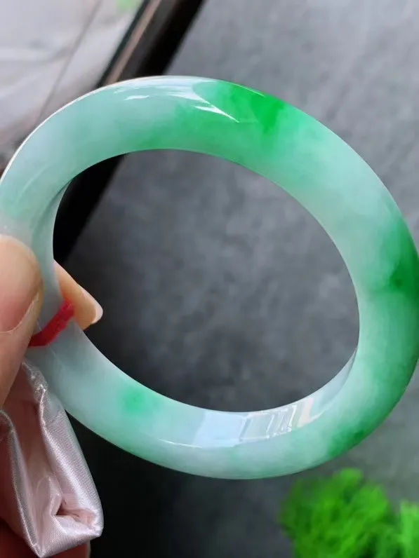 【翡翠名称】老种冰飘绿59.7正圈口手镯
【翡翠尺寸】59-60适合正圈口佩戴
【翡翠描述】宝贝种老水足，玉质细腻，色泽靓丽，性价比高，佩戴效果好！
【其它赠送】权威证书/精美挂绳盒子/支持全国复检