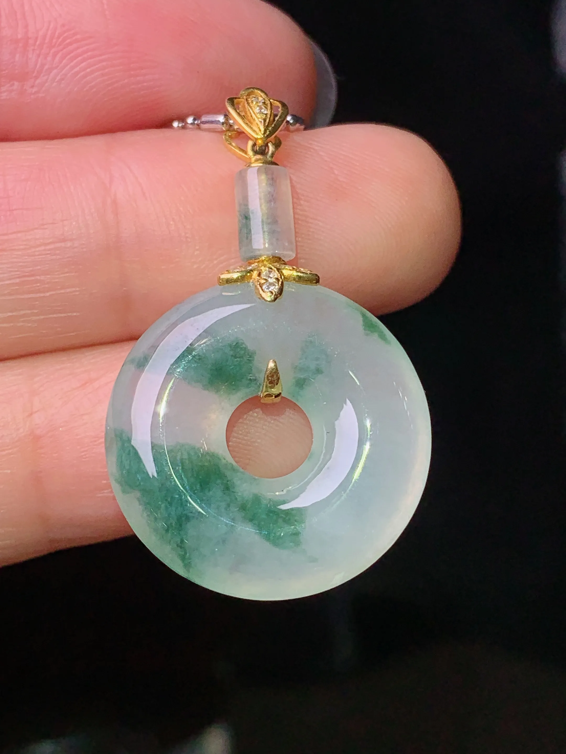 18k金镶嵌飘花平安环吊坠 玉质细腻 色泽艳丽清新 整体尺寸33.2*20.2*5.5