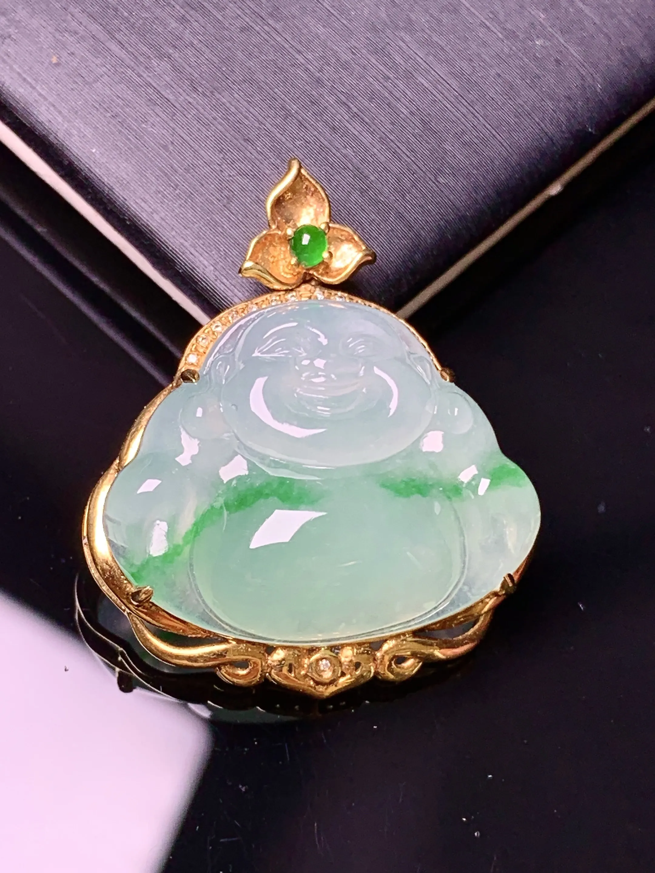 18k金镶嵌飘绿佛公吊坠 玉质细腻 色泽艳丽清新 整体尺寸28.8*24.3*8.6