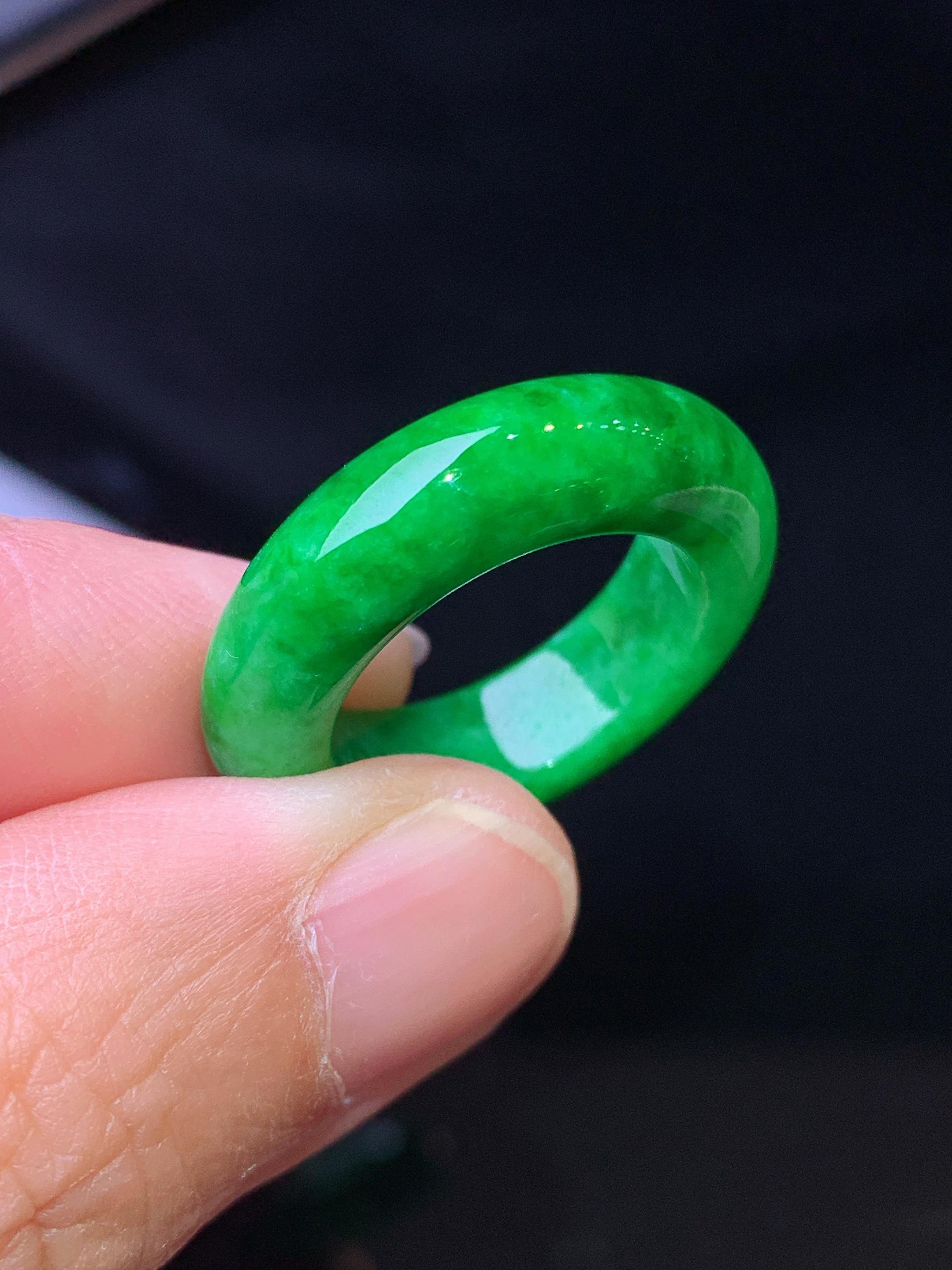 满绿指环 玉质细腻 色泽艳丽清新 整体尺寸25.2*6.2*4.6圈口12