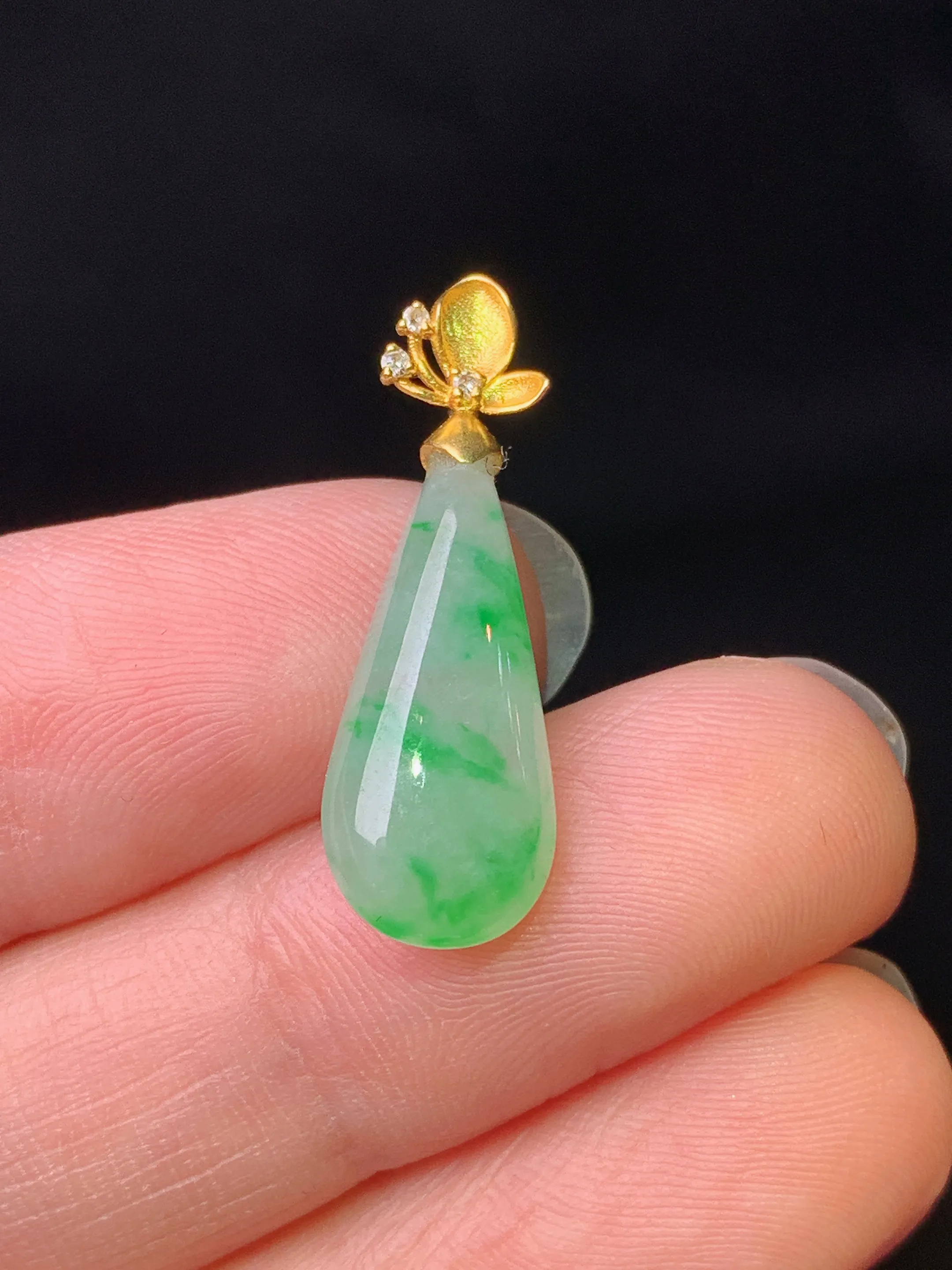 18k金钻镶嵌飘绿水滴吊坠 玉质细腻 色泽艳丽清新 整体尺寸25.3*8.3*4.2