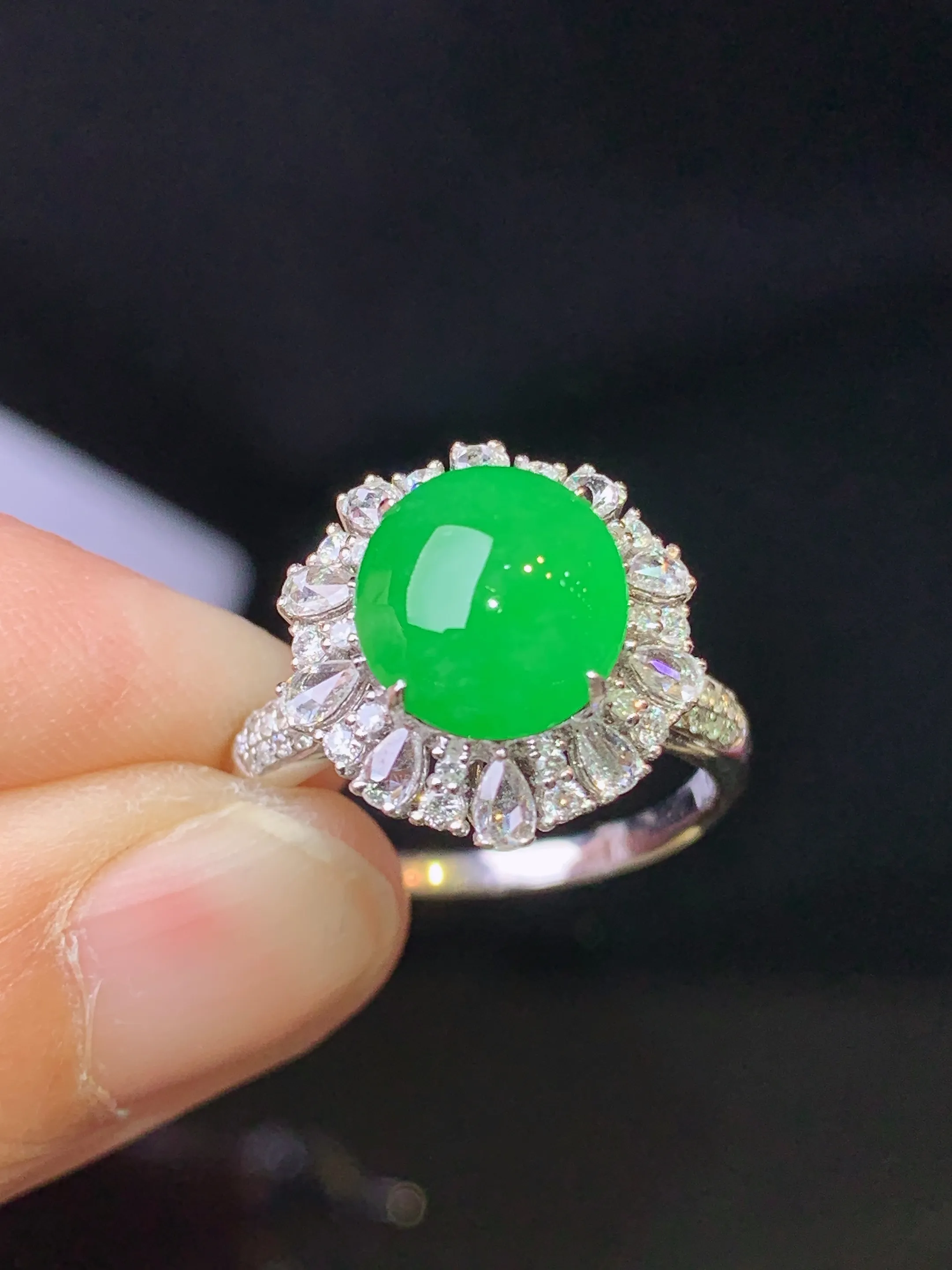 18k金钻镶嵌满绿蛋面耳钉 玉质细腻 色泽艳丽清新 圈口13.5 整体尺寸15*10.8