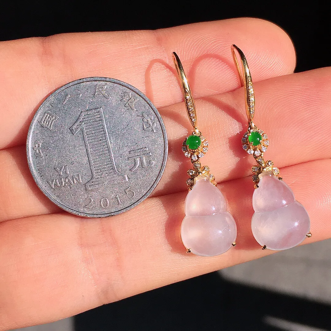 冰种葫芦耳坠，玉质细腻，荧光感超
强，饱满圆润，尽显优雅气质，18k
金豪华镶嵌