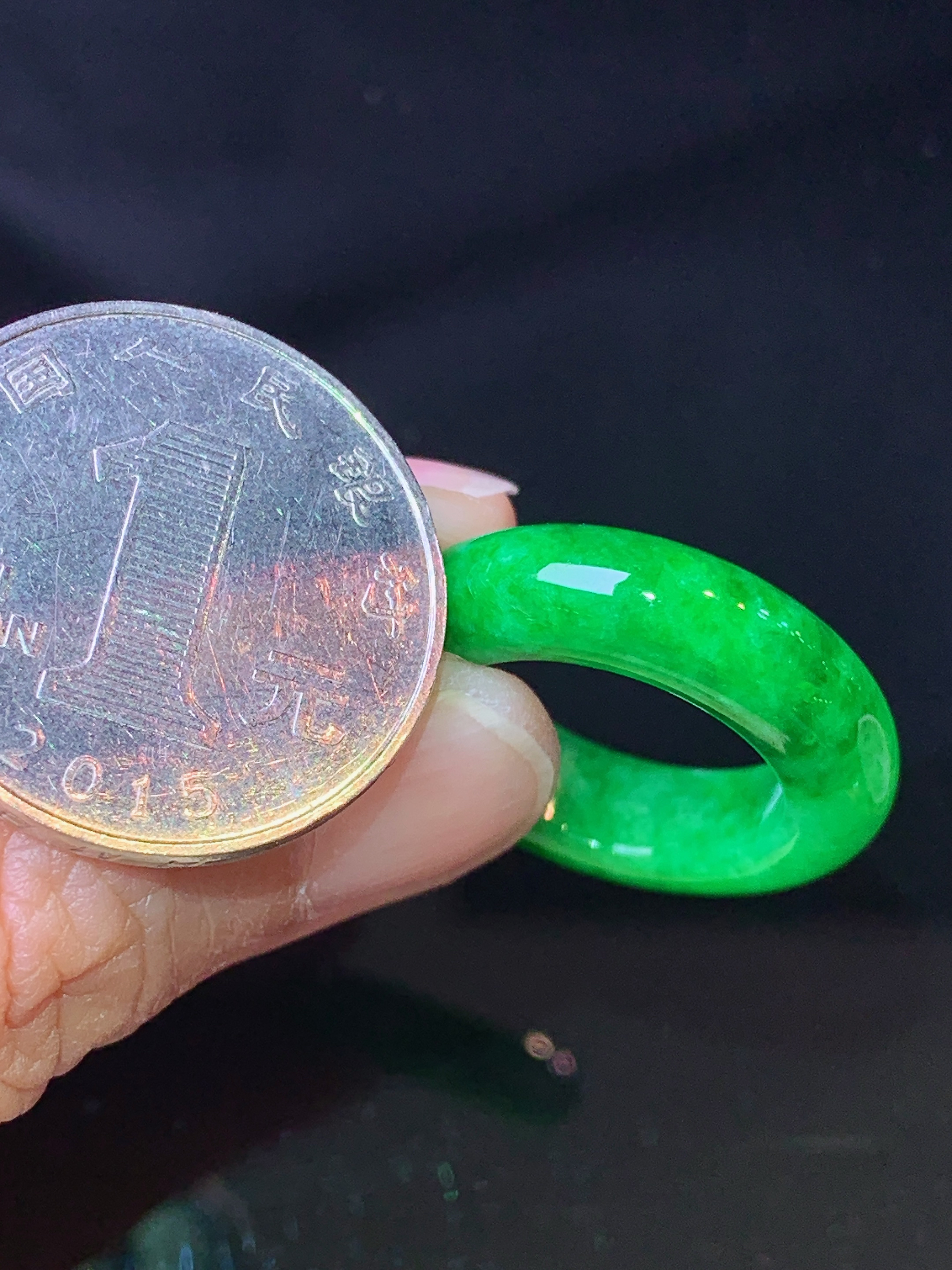 满绿指环 玉质细腻 色泽艳丽清新 整体尺寸25.2*6.2*4.6圈口12