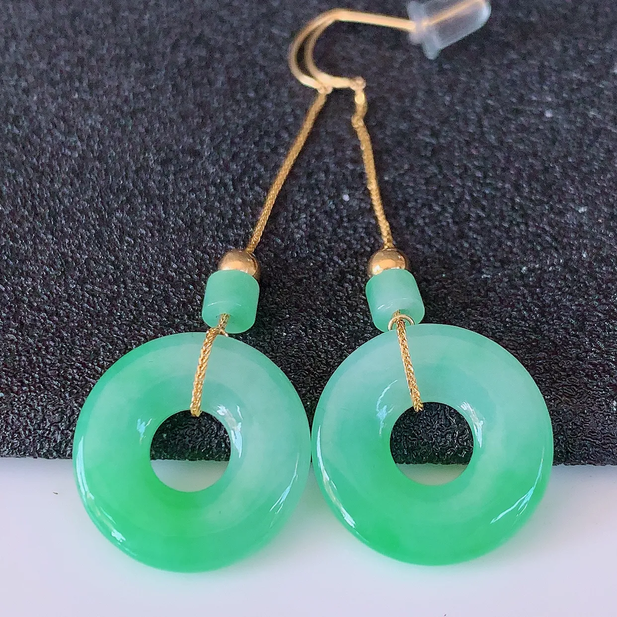 18k金镶嵌冰飘绿翡翠平安扣耳坠，沁人心脾，耳坠佩戴效果大气出众，尽显气质。种水好，胶感足，颜相当漂