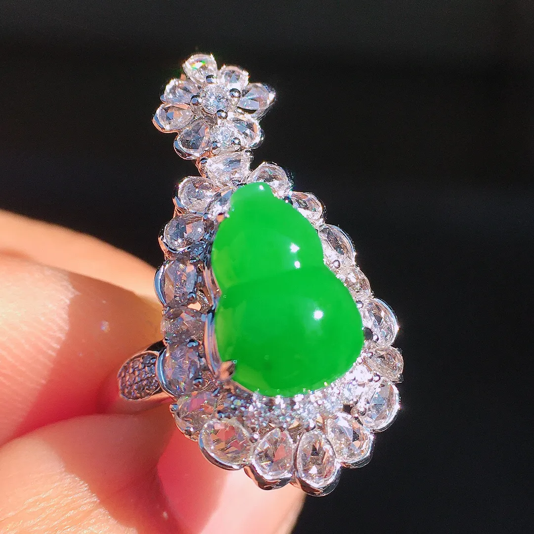 阳绿葫芦戒指/吊坠两用款，色泽均匀艳丽，玉质细腻，荧光感超
强，饱满圆润，尽显优雅气质，18k
金豪华镶嵌