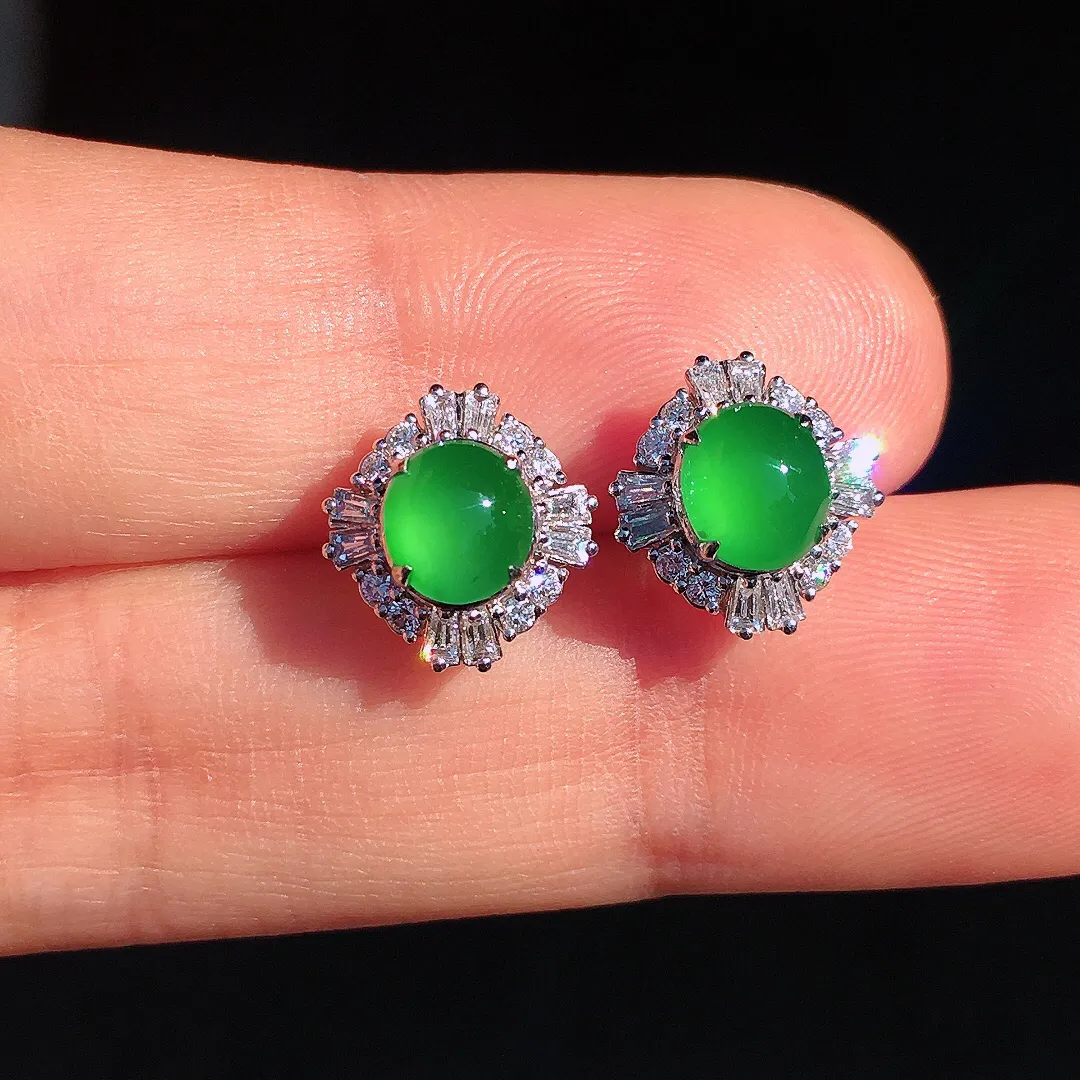 阳绿蛋面耳钉，色泽均匀艳丽，玉质细腻，荧光感超
强，饱满圆润，尽显优雅气质，18k
金豪华镶嵌