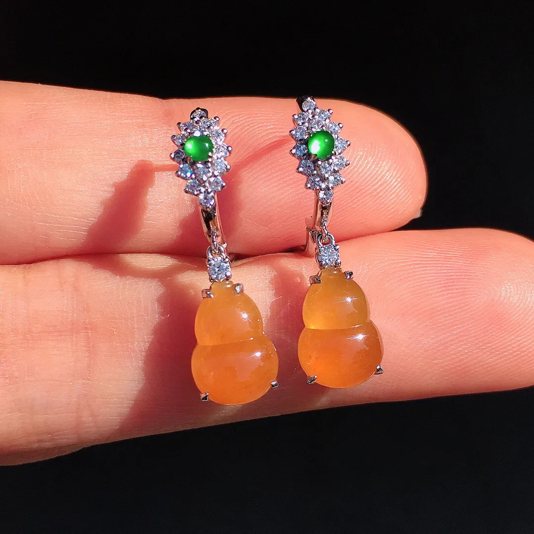 黄翡葫芦耳坠，色泽均匀艳丽，玉质细腻，荧光感超
强，饱满圆润，尽显优雅气质，18k
金豪华镶嵌