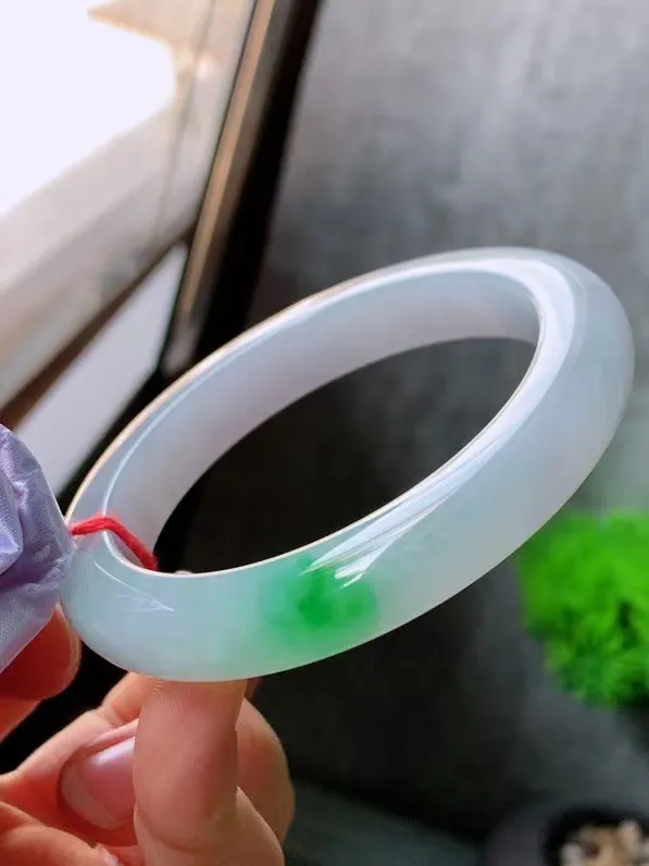 【翡翠名称】老种冰飘绿54.6正圈口手镯
【翡翠尺寸】适合54-55正圈口佩戴
【翡翠描述】宝贝种老水足，玉质细腻，色泽靓丽，性价比高，佩戴效果好！
【其它赠送】权威证书/精美挂绳盒子/支持全国复检