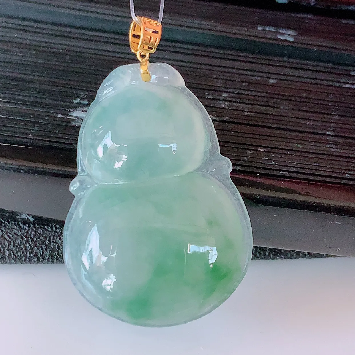 18K金镶嵌冰种飘花翡翠葫芦吊坠，葫芦寓意福禄双全，财源滚滚，品佳品，佩戴效果优雅迷人！#49.7