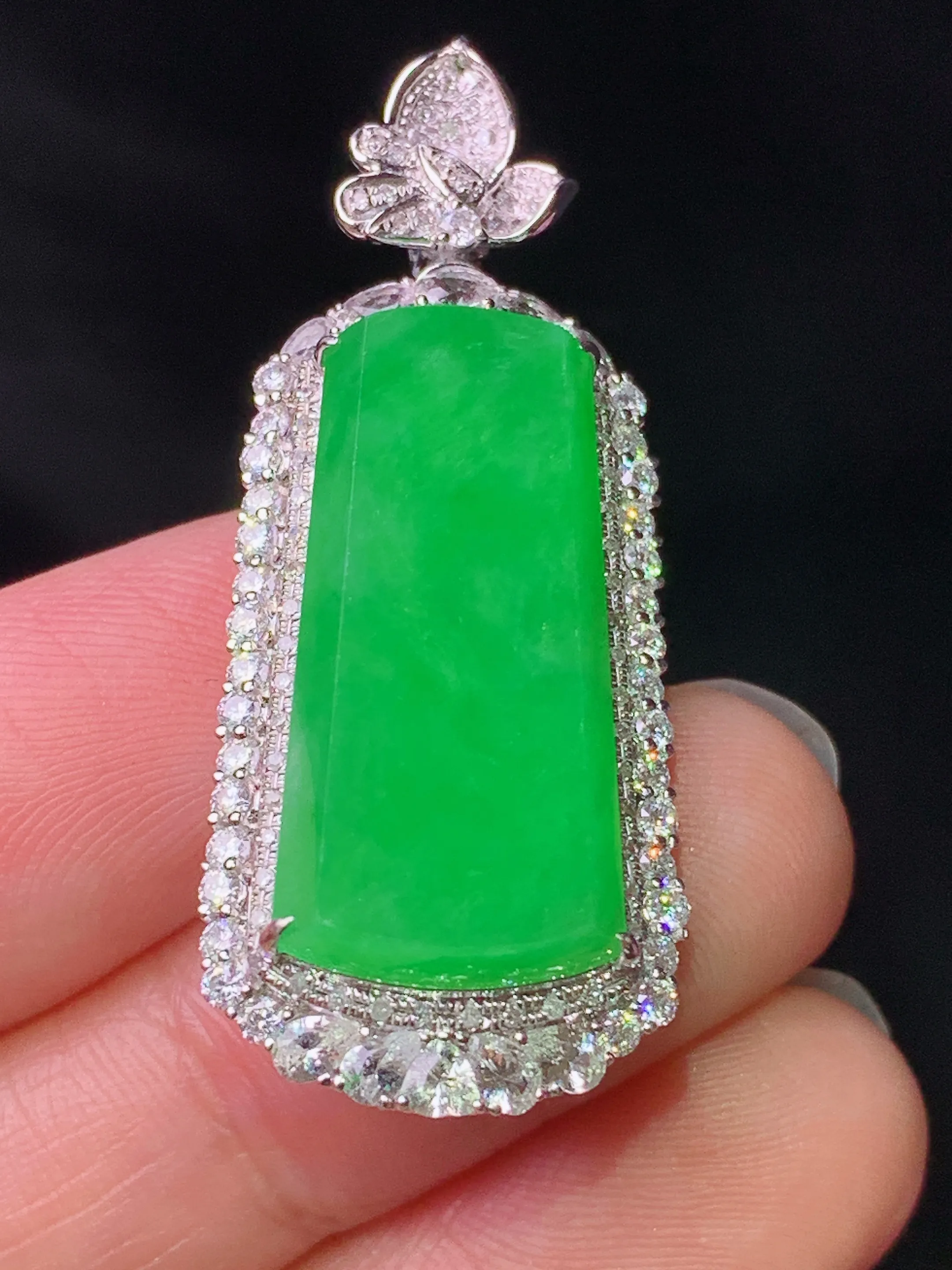 18k金钻镶嵌满绿无事牌吊坠 玉质细腻 色泽艳丽清新 整体尺寸39.3*16.2*10.2