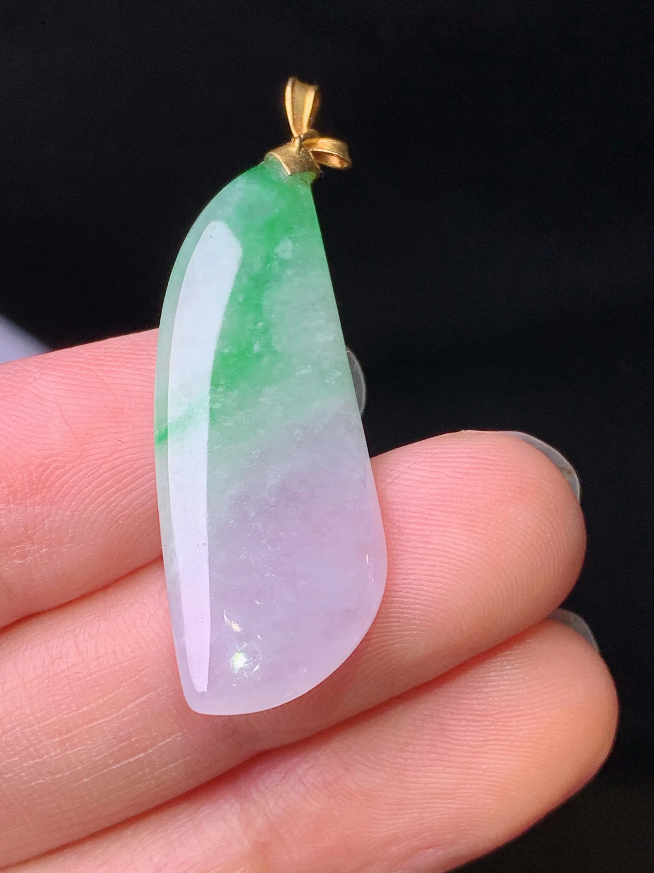 18k金镶嵌飘绿随形吊坠 玉质细腻 色泽艳丽清新 整体尺寸41.2*12.8*3.8