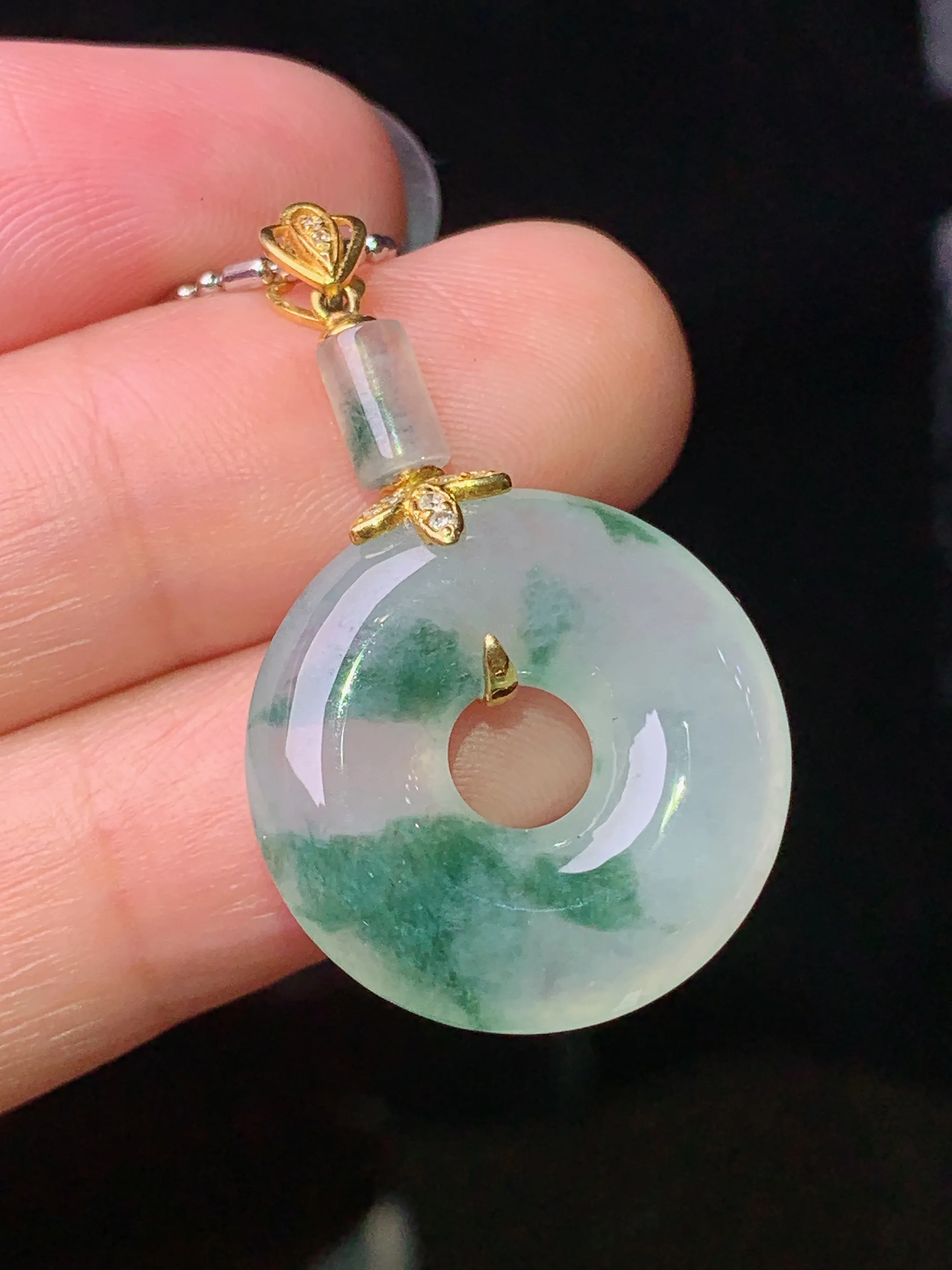 18k金镶嵌飘花平安环吊坠 玉质细腻 色泽艳丽清新 整体尺寸33.2*20.2*5.5