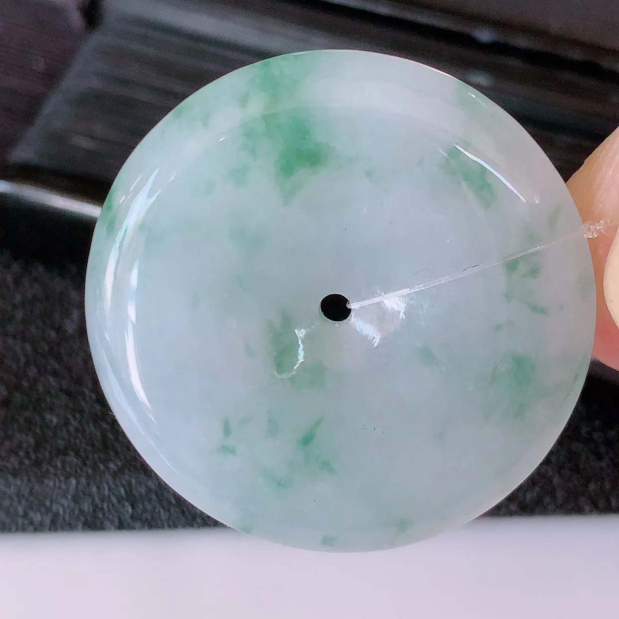 自然光实拍，冰润飘花平安扣翡翠吊坠，种老水足，雕工精湛 ，寓意美好，佩戴时尚出众！#49.7