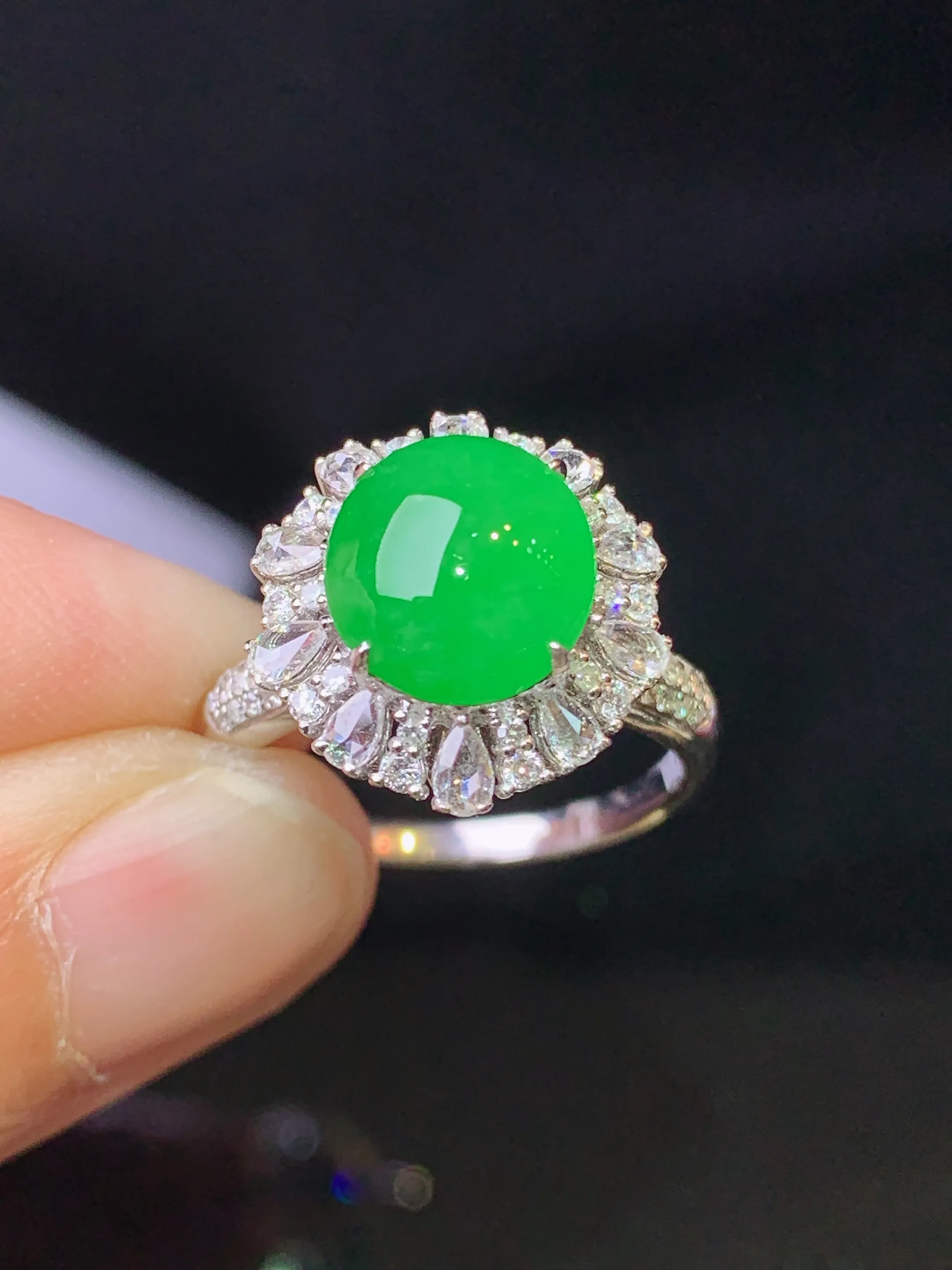 18k金钻镶嵌满绿蛋面耳钉 玉质细腻 色泽艳丽清新 圈口13.5 整体尺寸15*10.8