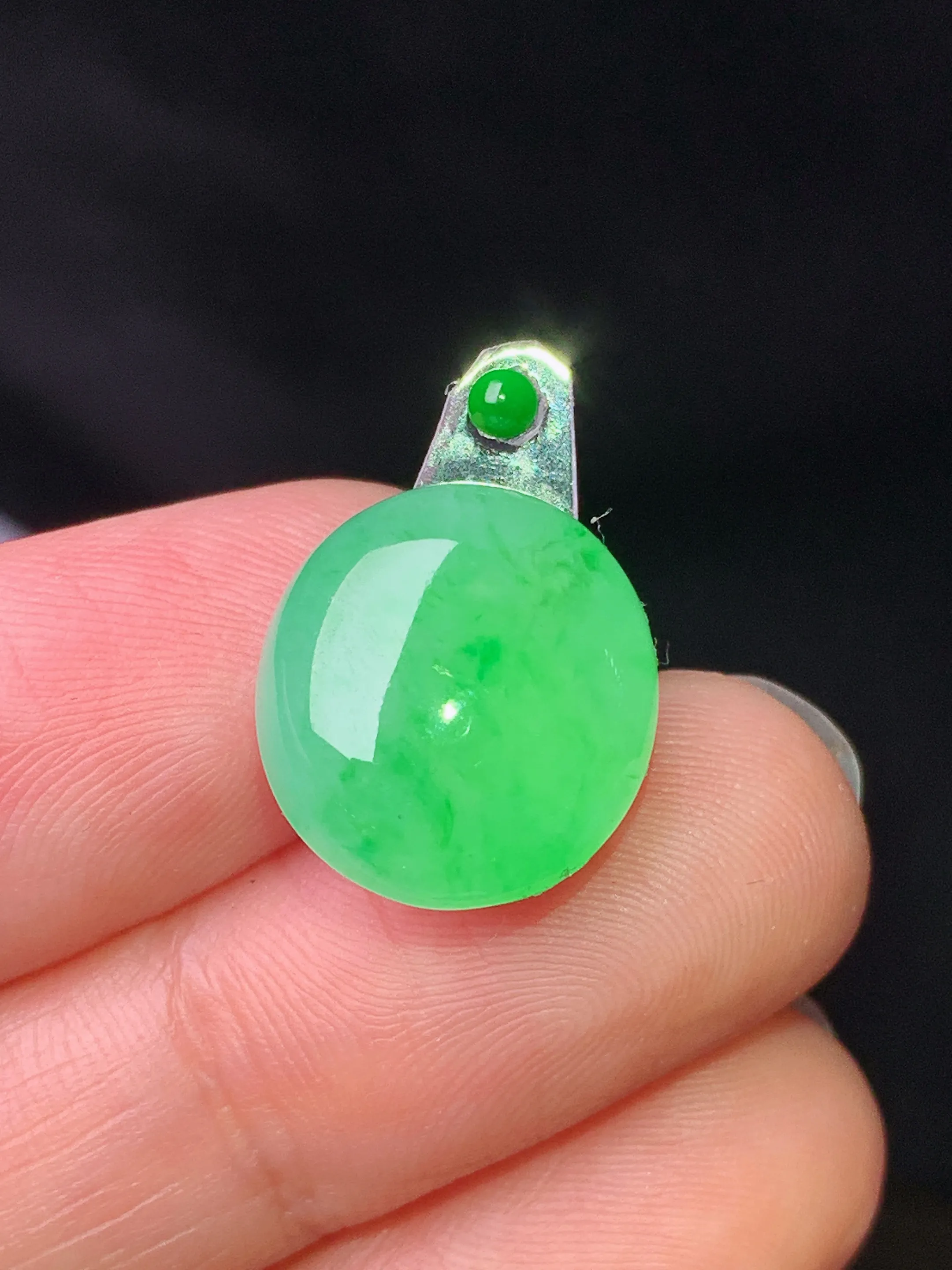 镶嵌款 翠绿蛋面吊坠 玉质细腻 色泽艳丽清新 整体尺寸14.6*13.2*5.8