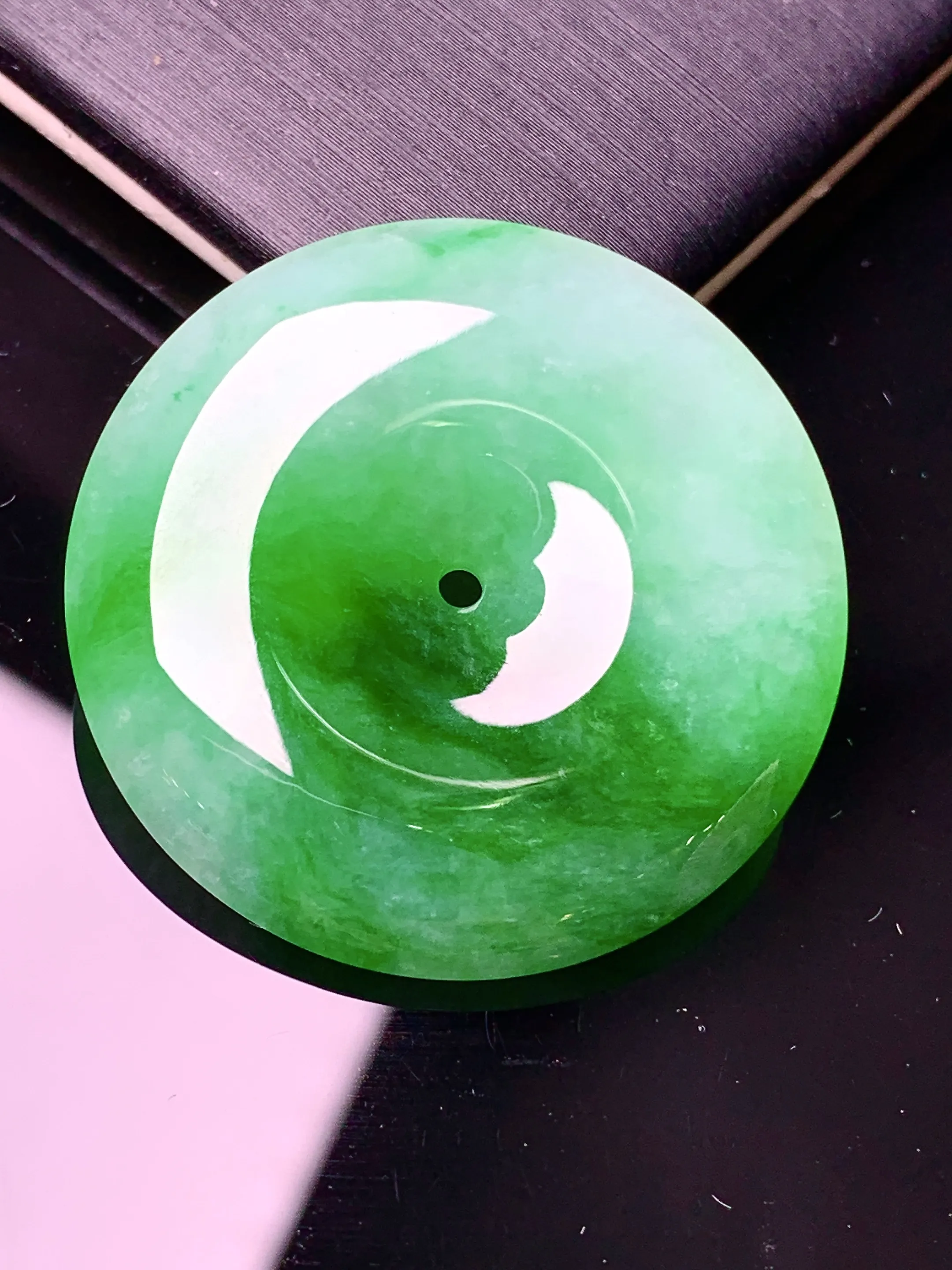 飘绿平安扣吊坠 玉质细腻 色泽艳丽清新 整体尺寸31.2*6