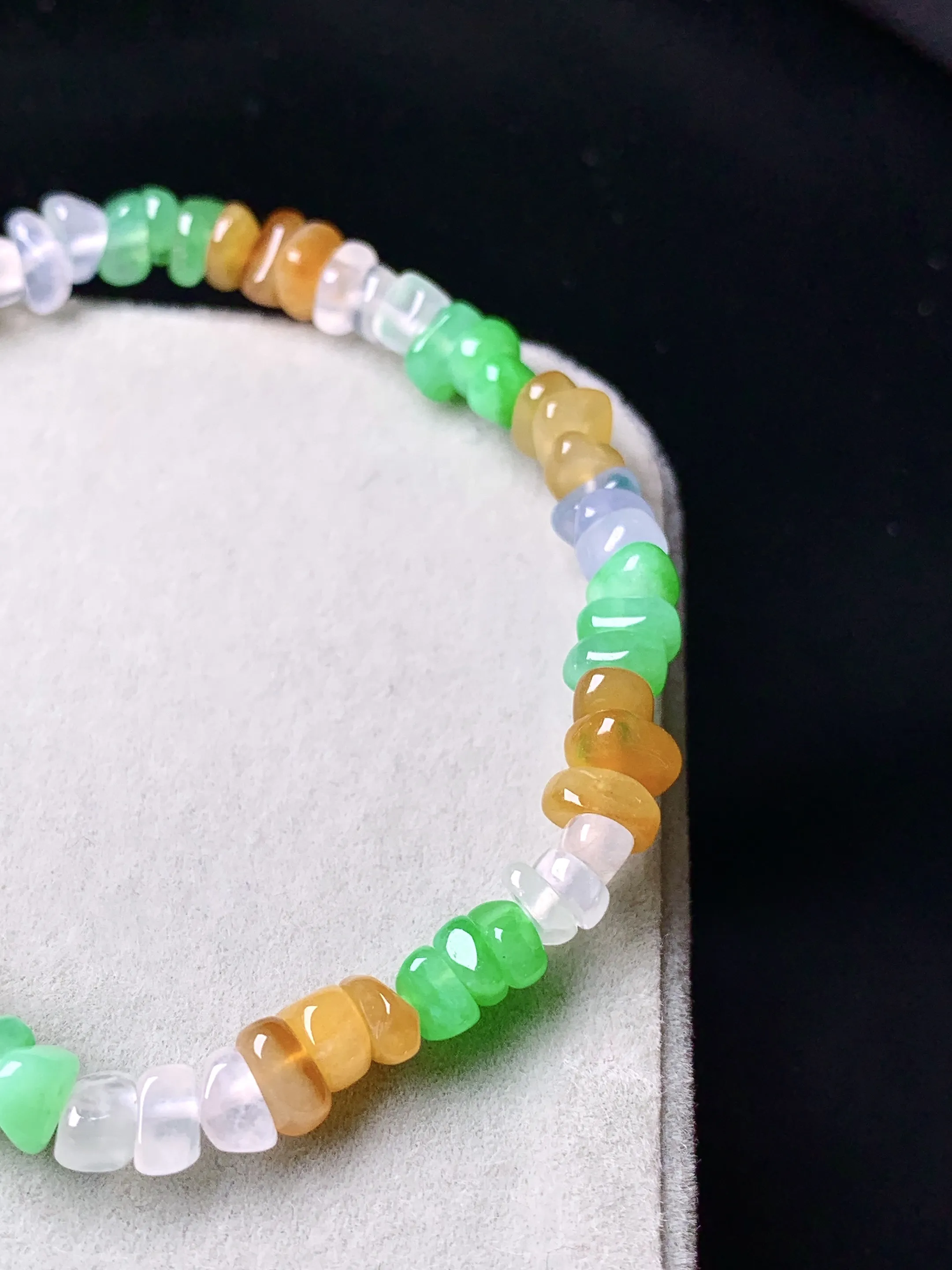 多彩随形手链 玉质细腻 色泽艳丽清新 整体尺寸5.3*4*2.8