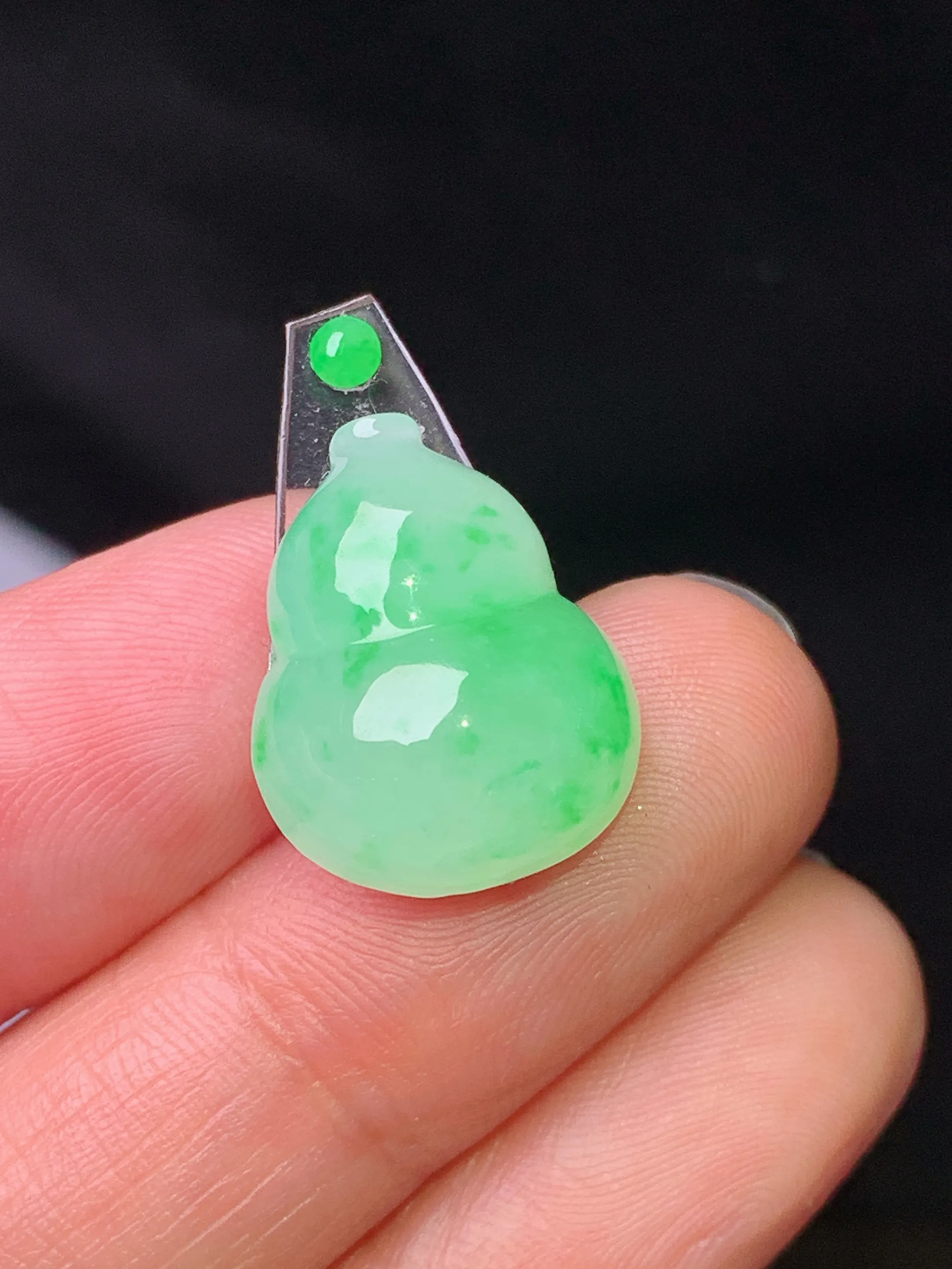 镶嵌款 翠绿葫芦吊坠 玉质细腻 色泽艳丽清新 整体尺寸17.5*14*6.8