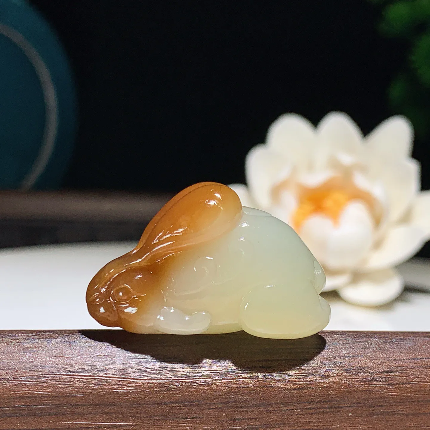 新疆和田玉且末糖前途无量兔子挂件。尺寸32/14/20重13.4克。玉质细腻油润。手推出油。佩戴高端典雅。lt250107