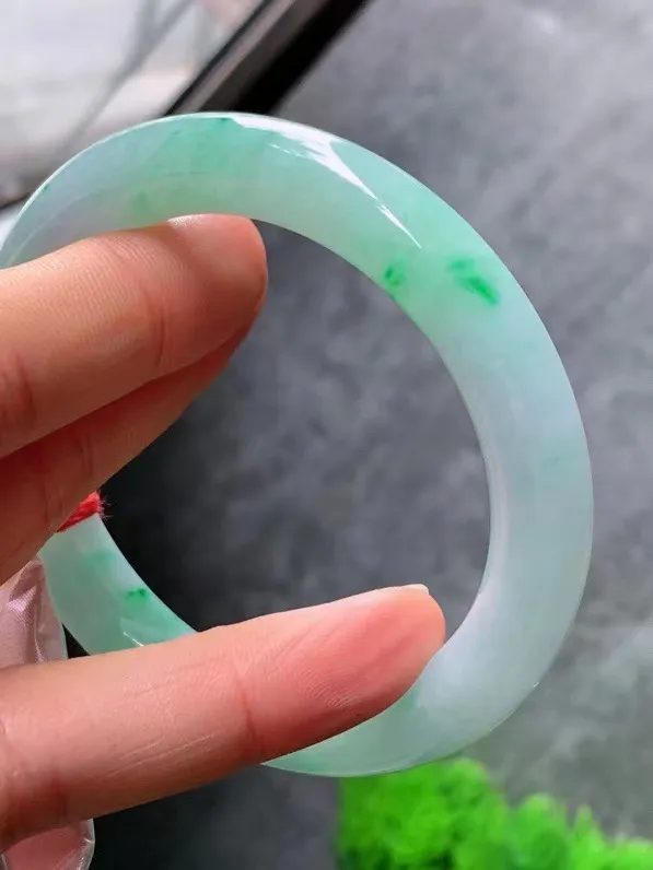 【翡翠名称】老种冰飘绿56圈口圆条手镯
【翡翠尺寸】适合57-58正圈口佩戴
【翡翠描述】宝贝种老水足，玉质细腻，色泽靓丽，性价比高，佩戴效果好！
【其它赠送】权威证书/精美挂绳盒子/支持全国复检