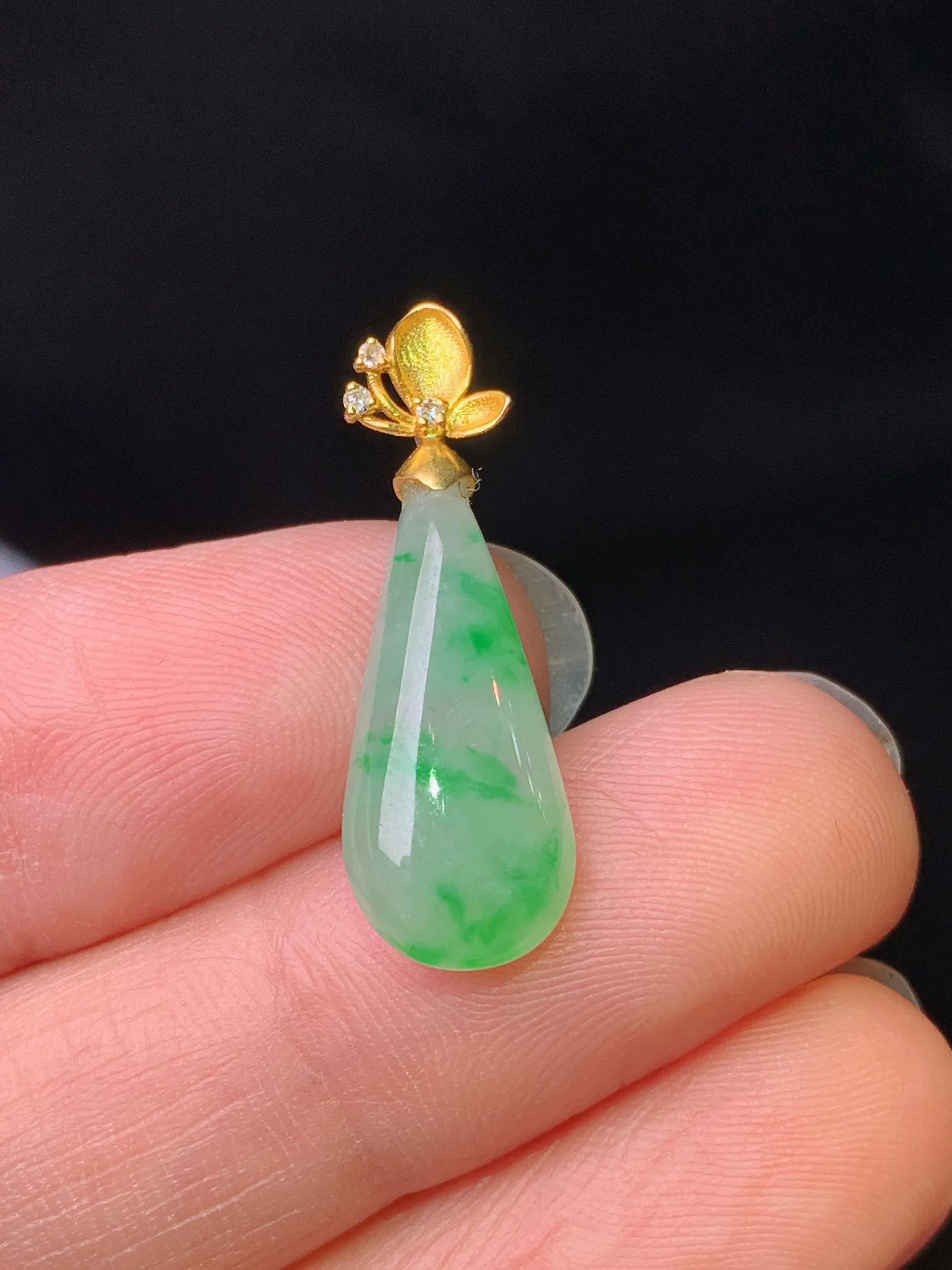 18k金钻镶嵌飘绿水滴吊坠 玉质细腻 色泽艳丽清新 整体尺寸25.3*8.3*4.2