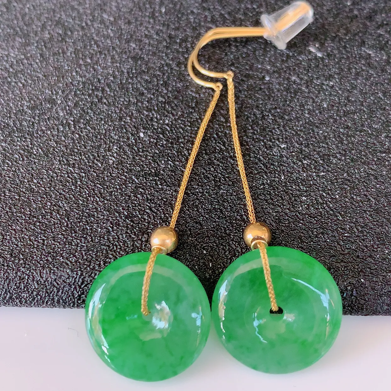 18k金镶嵌冰种飘绿翡翠平安扣耳坠，沁人心脾，耳坠佩戴效果大气出众，尽显气质。种水好，胶感足，颜相当漂亮，高性价比，值得入手品鉴！#41.7整体41裸石13-3.2