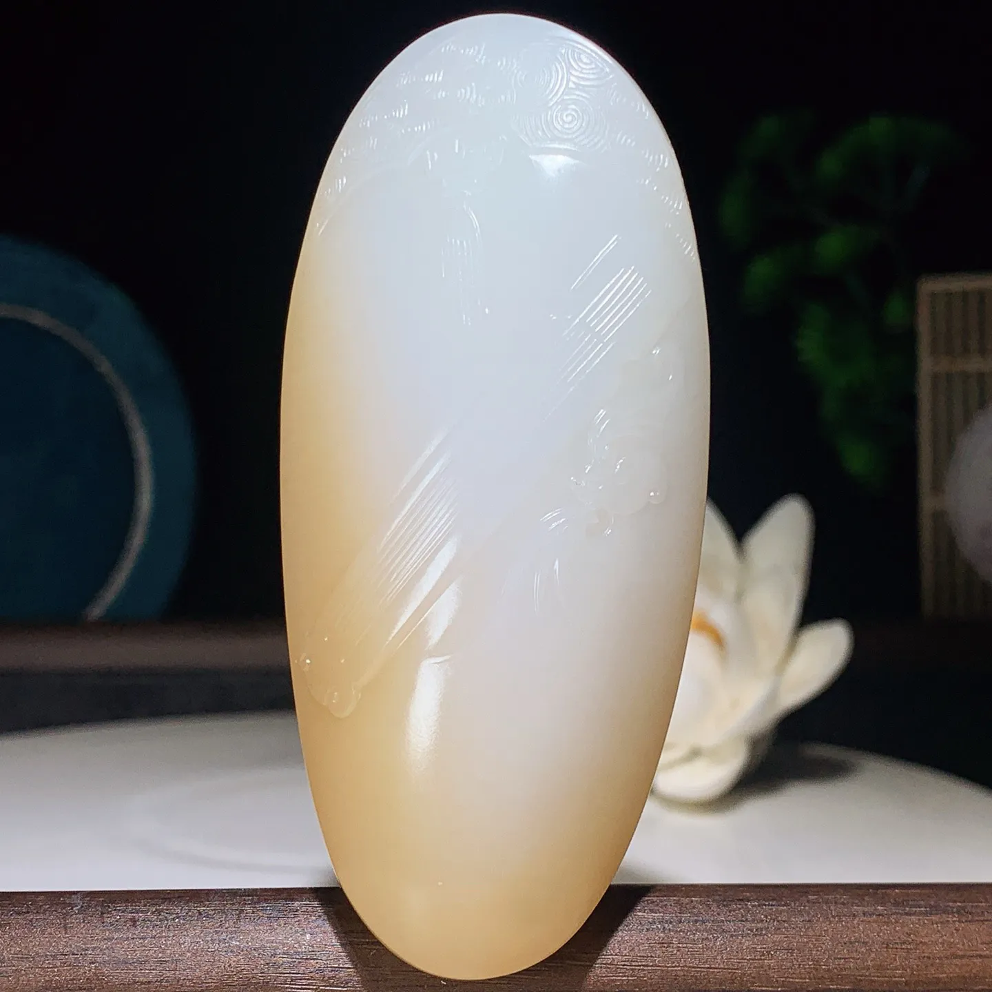 新疆和田玉羊脂白蜜糖且末糖寿星把件 尺寸84/39/21重95克。玉质细腻油润。手推出油。佩戴高端典雅。lt250107