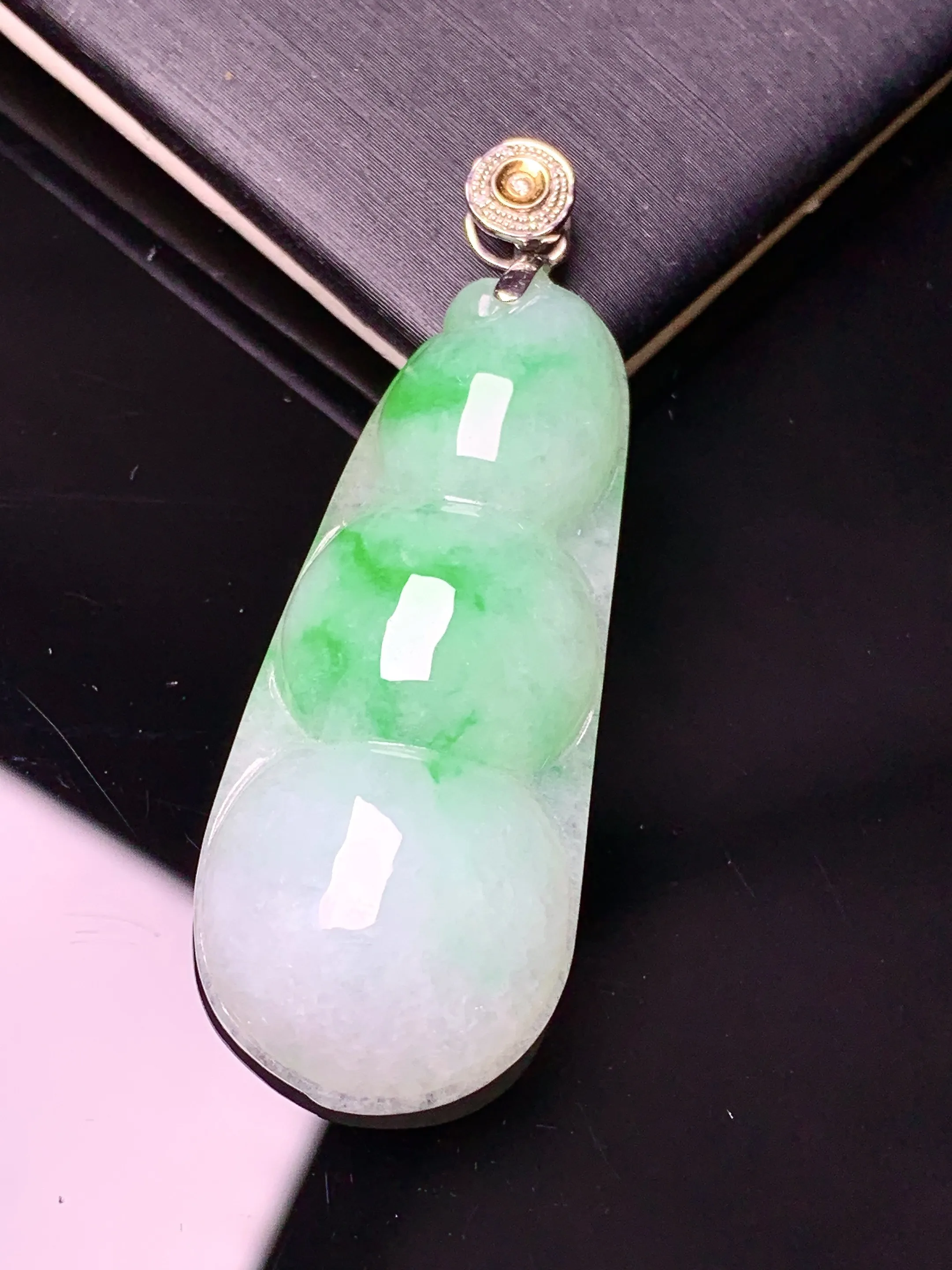 18k金镶嵌飘绿四季豆吊坠 玉质细腻 色泽艳丽清新 整体尺寸46.5*16.87