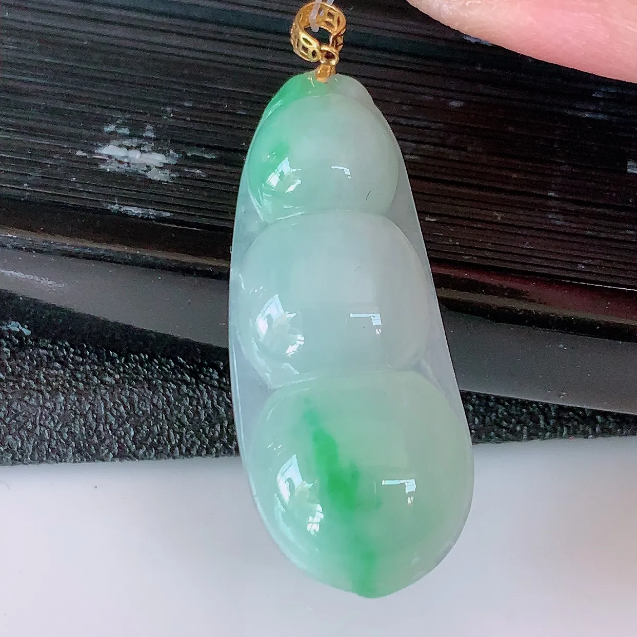 18K金镶嵌冰飘绿翡翠四季豆吊坠，寓意“四季平安，福气满满”胶感十足，饱满，佩戴效果优雅迷人！#49.7