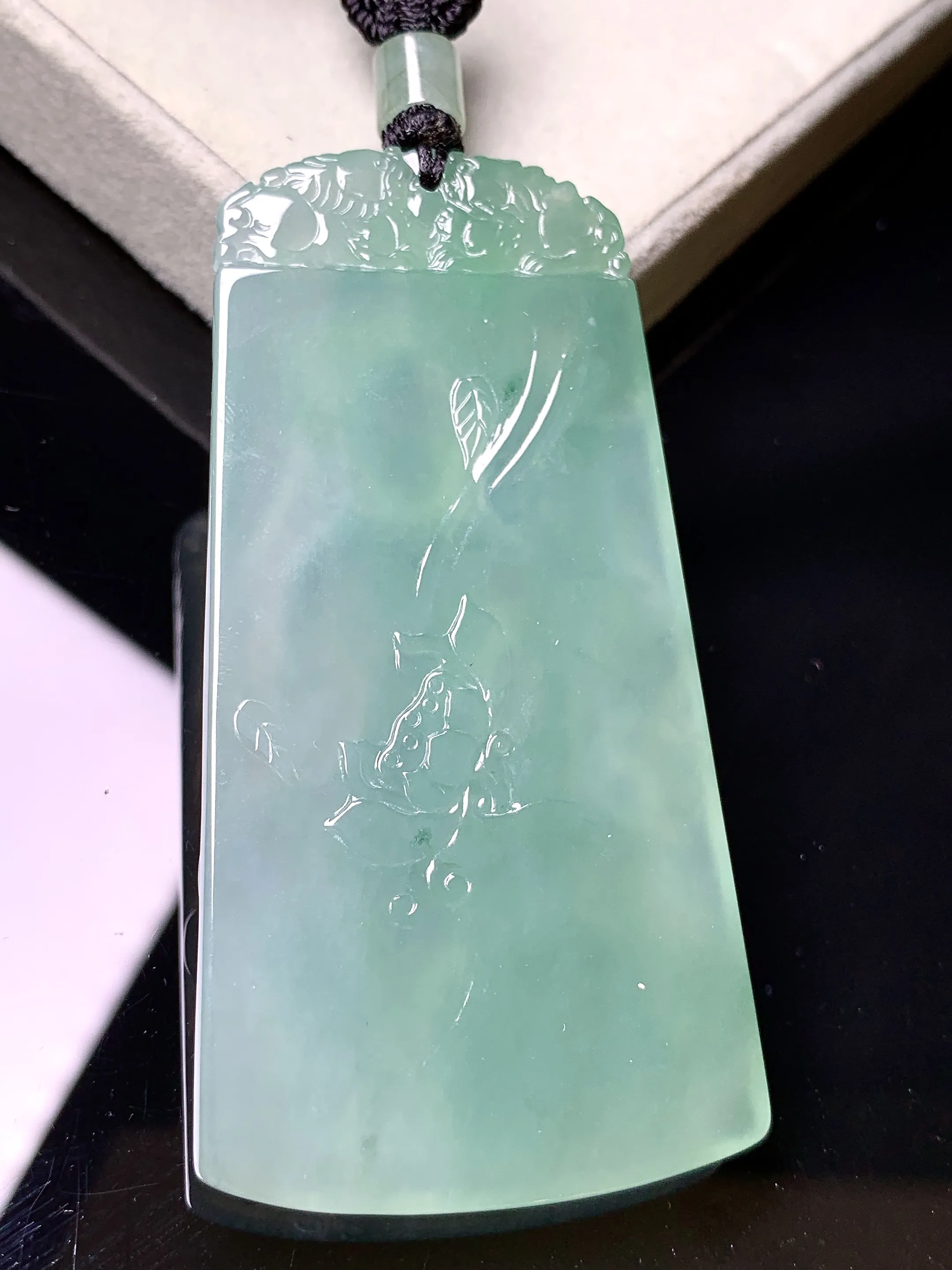 晴绿文殊观音菩萨吊坠 玉质细腻 色泽艳丽清新 整体尺寸67.2*34.2*6