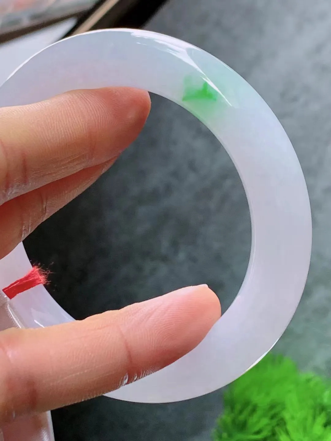 【翡翠名称】老种冰飘绿56.2圈口圆条手镯
【翡翠尺寸】56.2/11.3适合57-58正圈口佩戴
【翡翠描述】宝贝种老水足，玉质细腻，色泽靓丽，性价比高，佩戴效果好！
【其它赠送】权威证书/精美挂绳盒子/支持全国复检