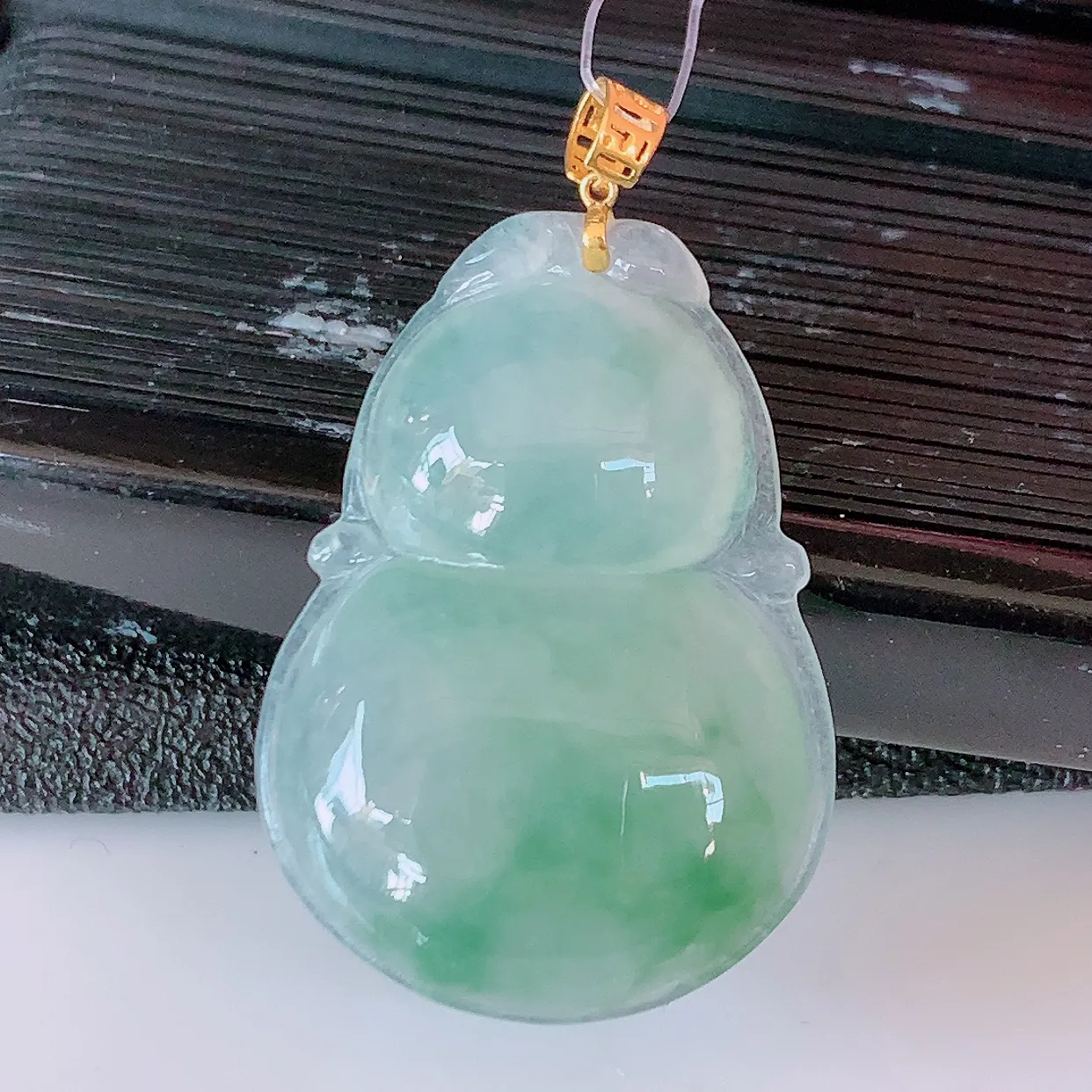 18K金镶嵌冰种飘花翡翠葫芦吊坠，葫芦寓意福禄双全，财源滚滚，品佳品，佩戴效果优雅迷人！#49.7