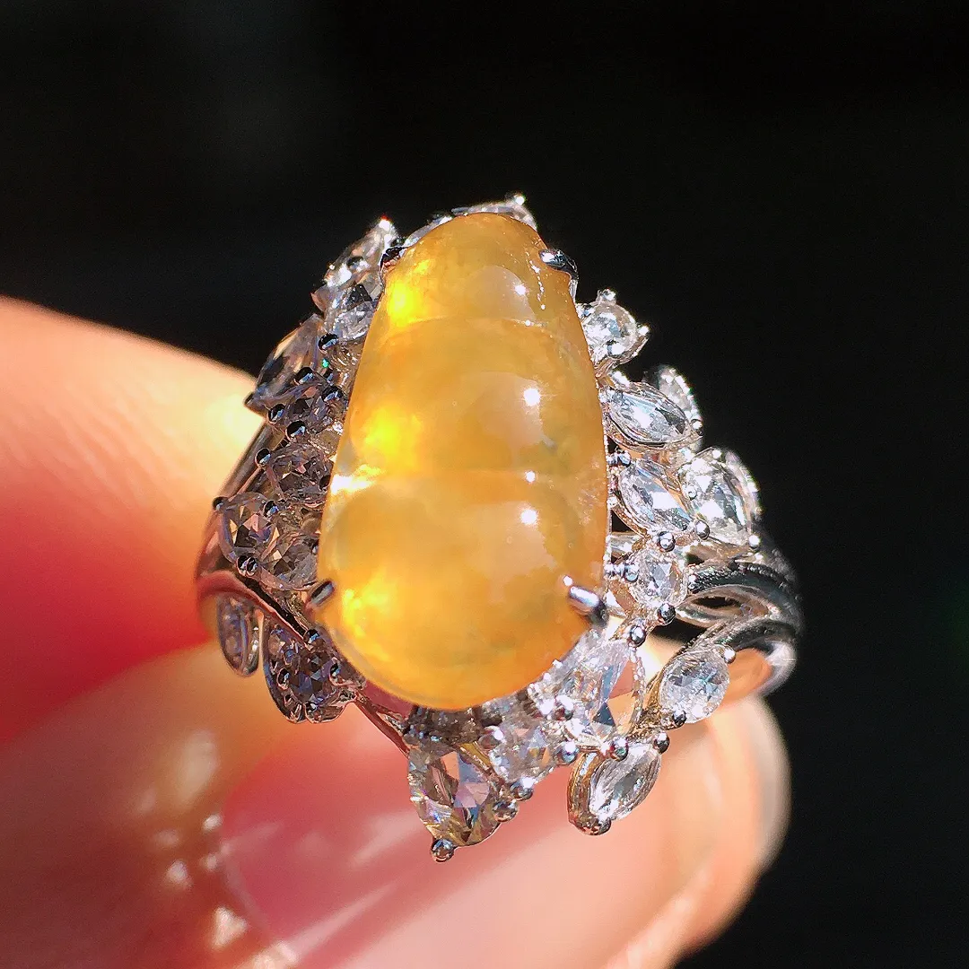 黄翡福豆戒指，色泽均匀艳丽，玉质细腻，荧光感超
强，饱满圆润，尽显优雅气质，18k
金豪华镶嵌