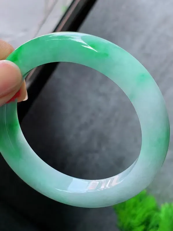 【翡翠名称】老种冰飘绿59.7正圈口手镯
【翡翠尺寸】59-60适合正圈口佩戴
【翡翠描述】宝贝种老水足，玉质细腻，色泽靓丽，性价比高，佩戴效果好！
【其它赠送】权威证书/精美挂绳盒子/支持全国复检