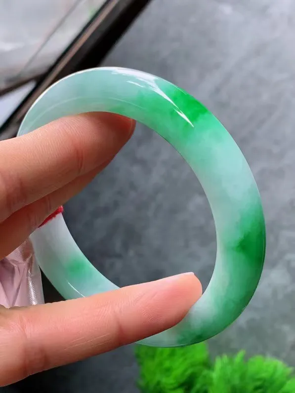 【翡翠名称】老种冰飘绿59.7正圈口手镯
【翡翠尺寸】59-60适合正圈口佩戴
【翡翠描述】宝贝种老水足，玉质细腻，色泽靓丽，性价比高，佩戴效果好！
【其它赠送】权威证书/精美挂绳盒子/支持全国复检