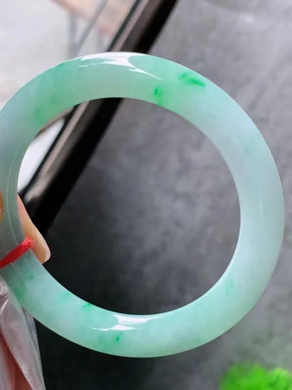 【翡翠名称】老种冰飘绿56圈口圆条手镯
【翡翠尺寸】适合57-58正圈口佩戴
【翡翠描述】宝贝种老水足，玉质细腻，色泽靓丽，性价比高，佩戴效果好！
【其它赠送】权威证书/精美挂绳盒子/支持全国复检