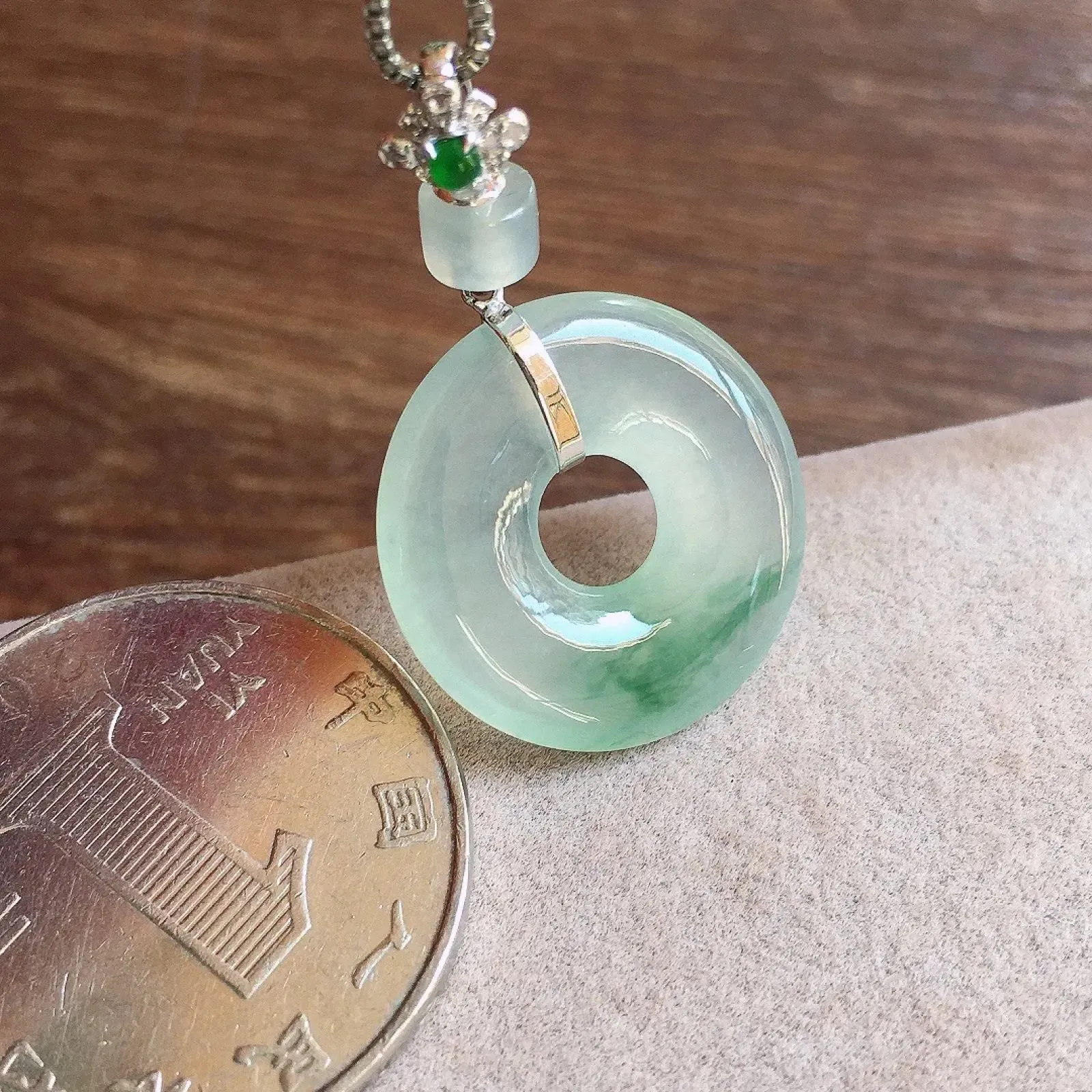 冰飘花甜甜圈吊坠，18k金镶嵌，冰冰润润，玉质细腻，种水足，尺寸31.3*18.8*3.2